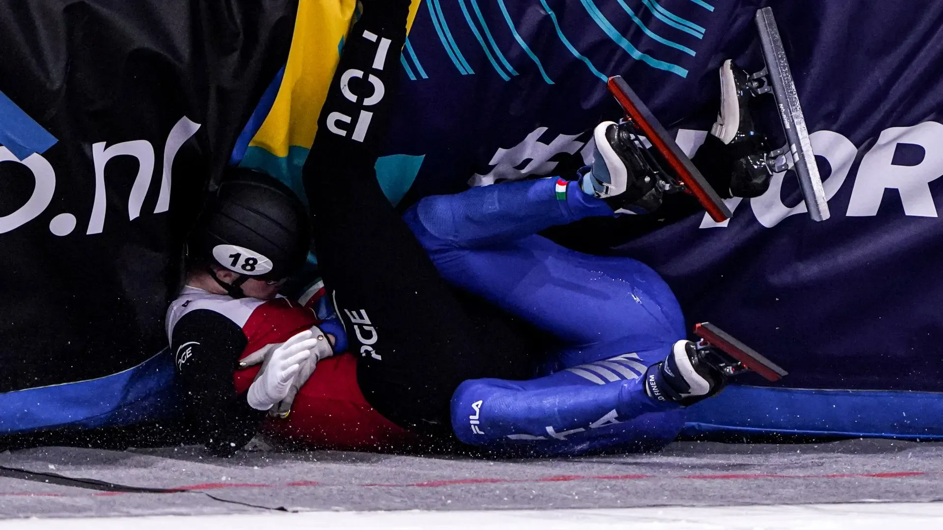 I due sono finiti contro le barriere durante gli ISU European Short Track Speed ​​Skating Championships 2025