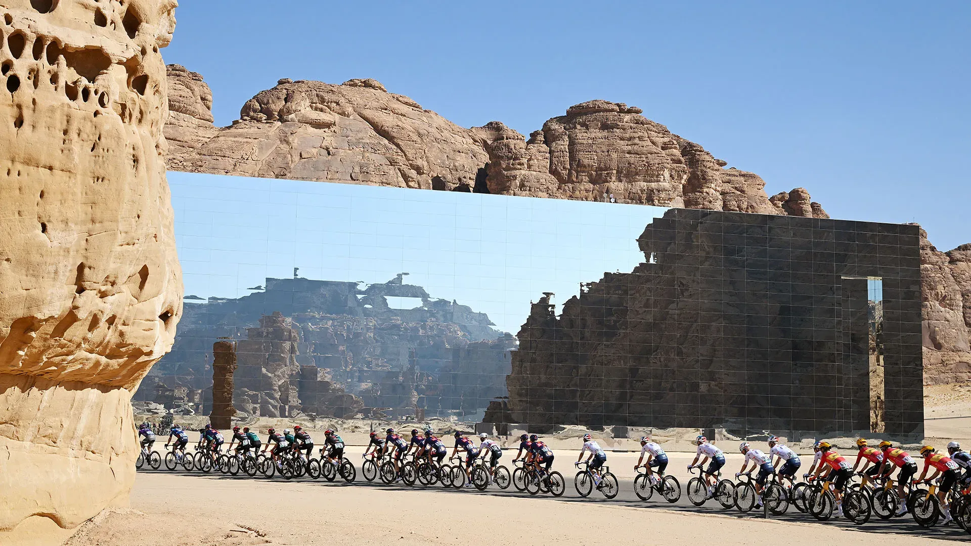 Le suggestive foto della spettacolare corsa ciclistica nel deserto