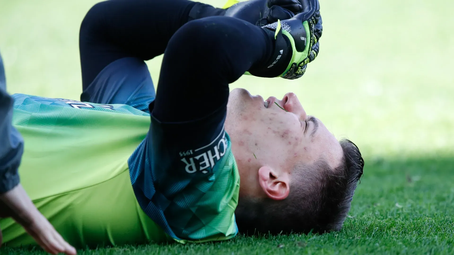 Cede il ginocchio, il portiere esce in lacrime