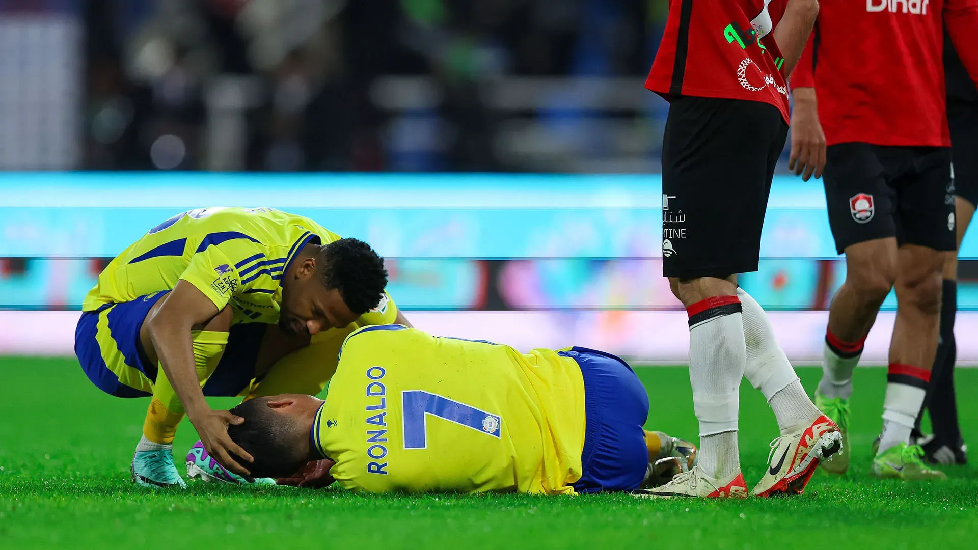 Piccolo spavento nel finale di partita, quando Ronaldo ha subito un doloroso colpo alla testa