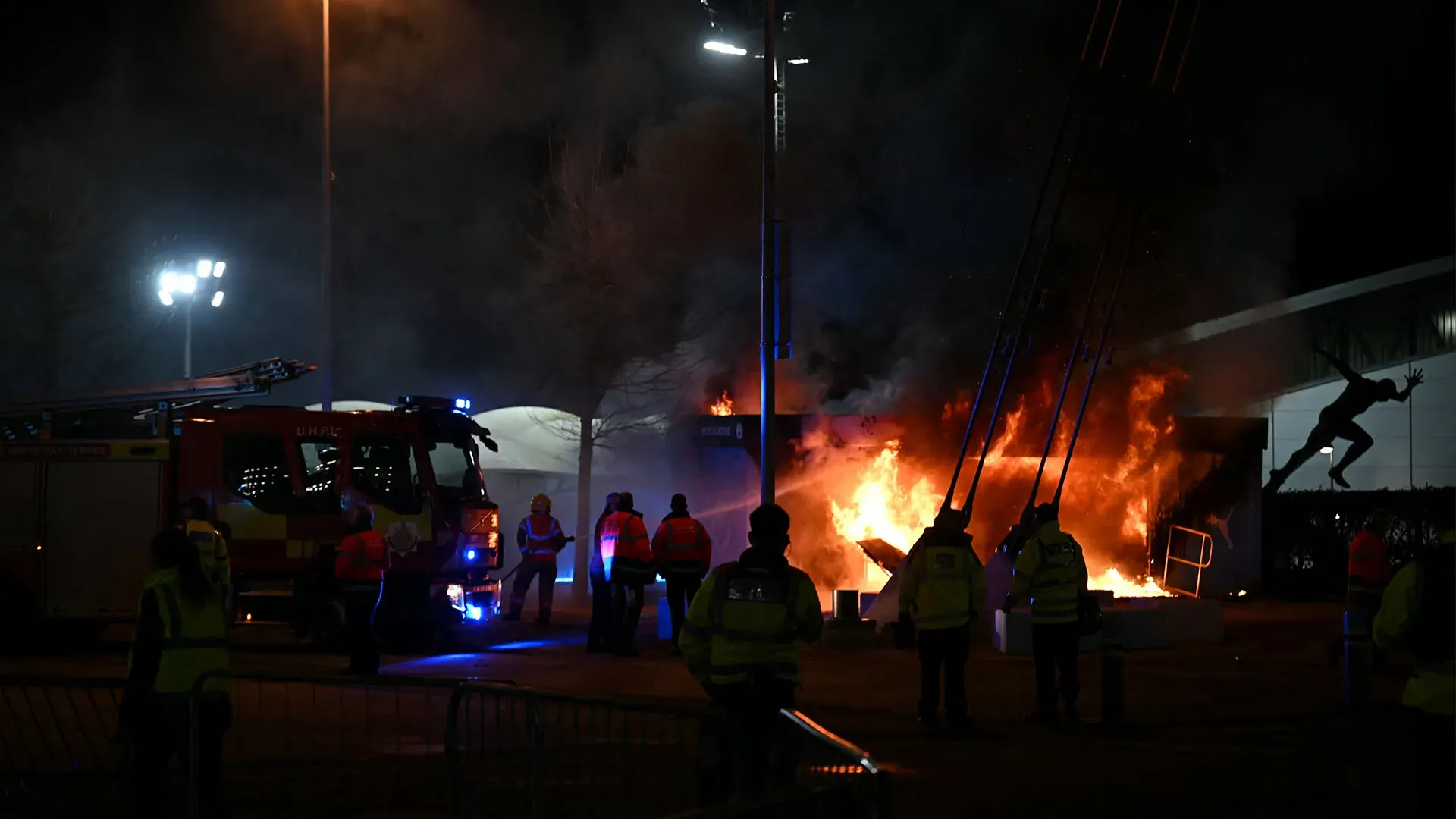 All'esterno dello stadio è scoppiato un grosso incendio