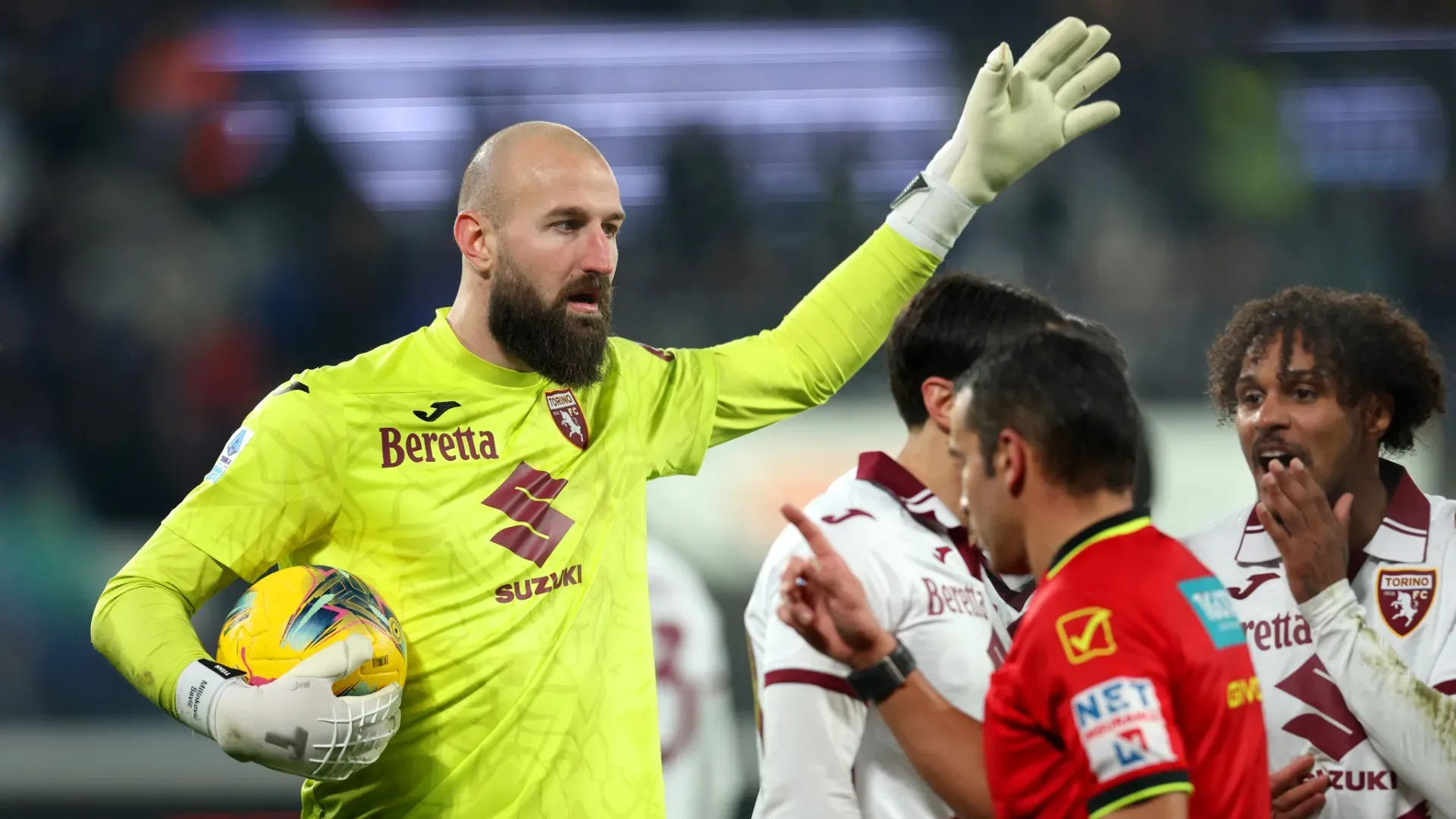 Il portiere ha immediatamente richiamato l'attenzione dell'arbitro