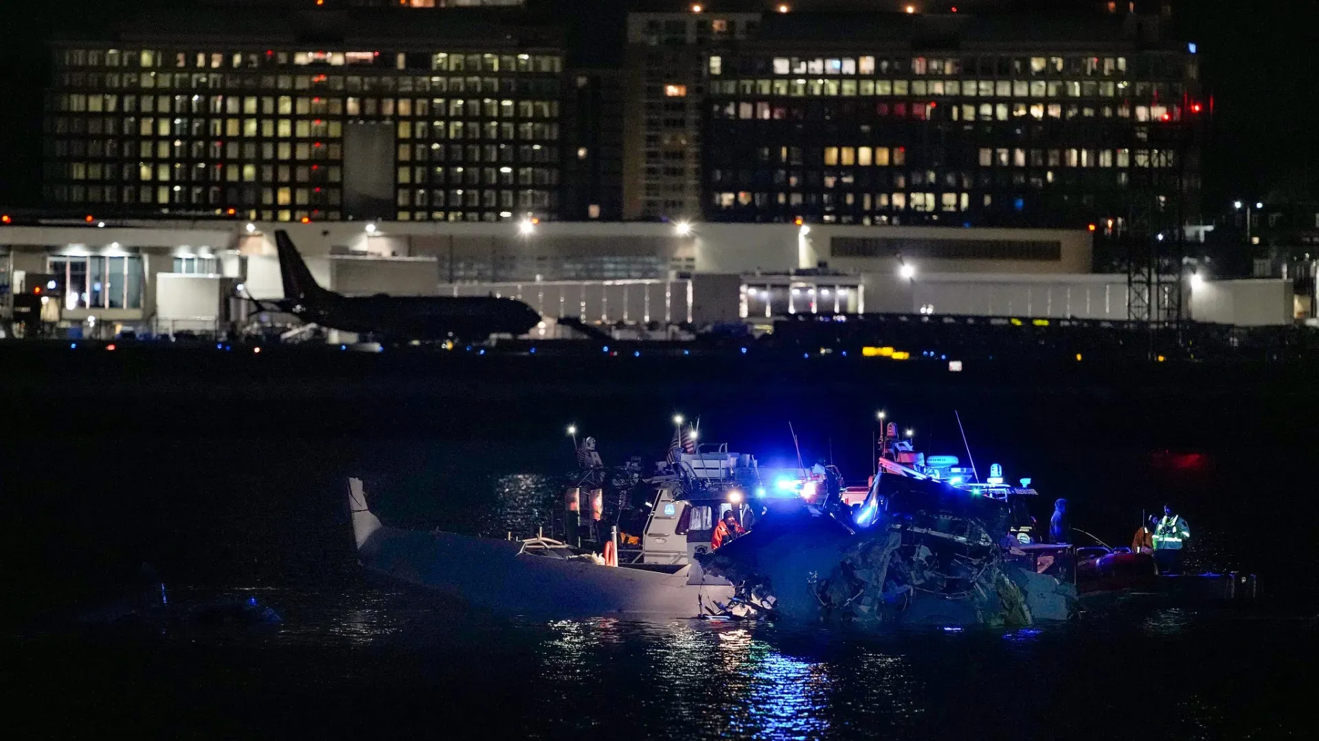 Le partenze e gli arrivi dallo scalo sono stati sospesi, l'aeroporto chiuso