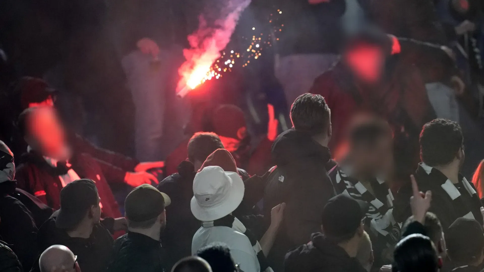 Lancio di fumogeni tra i tifosi, inferno all'Olimpico