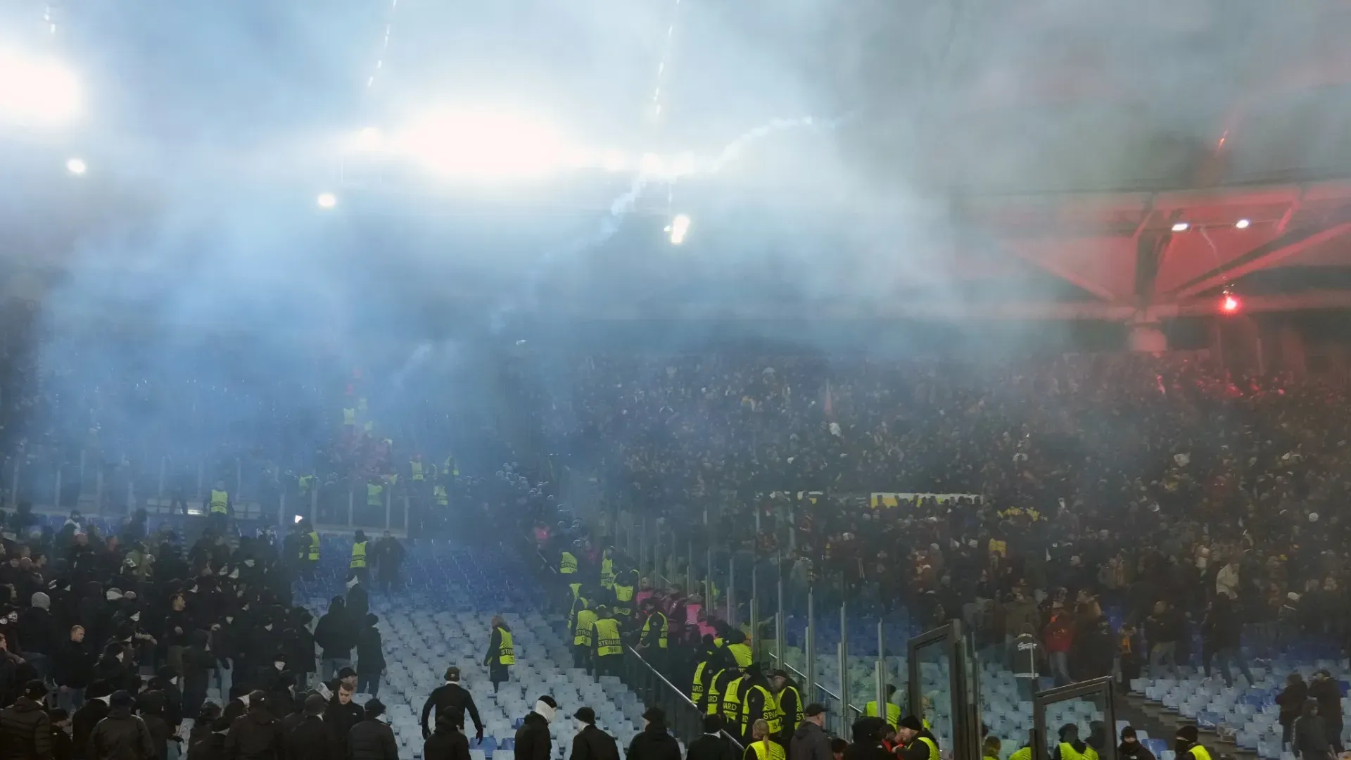 Momenti di grande tensione nel primo tempo di Roma-Eintracht Francoforte