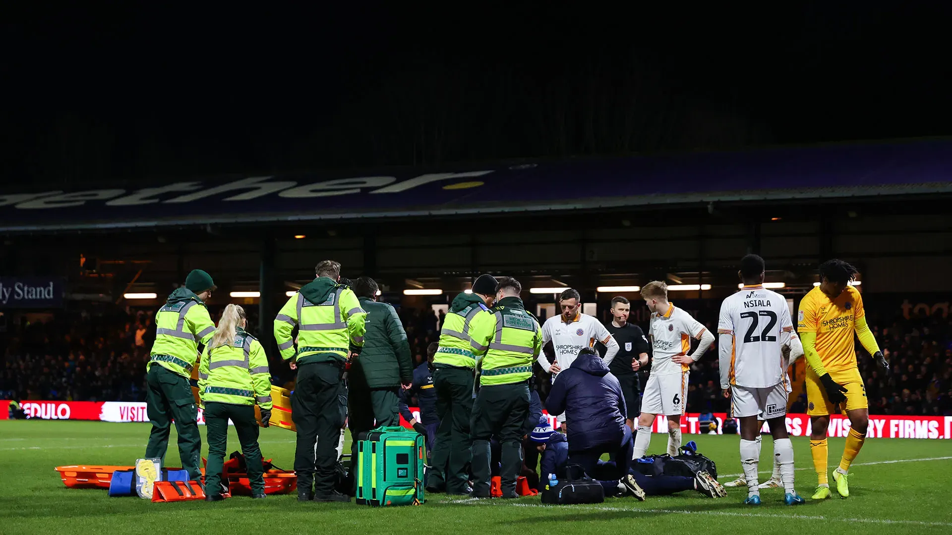 Momenti di panico durante Stockport County-Shrewsbury Town