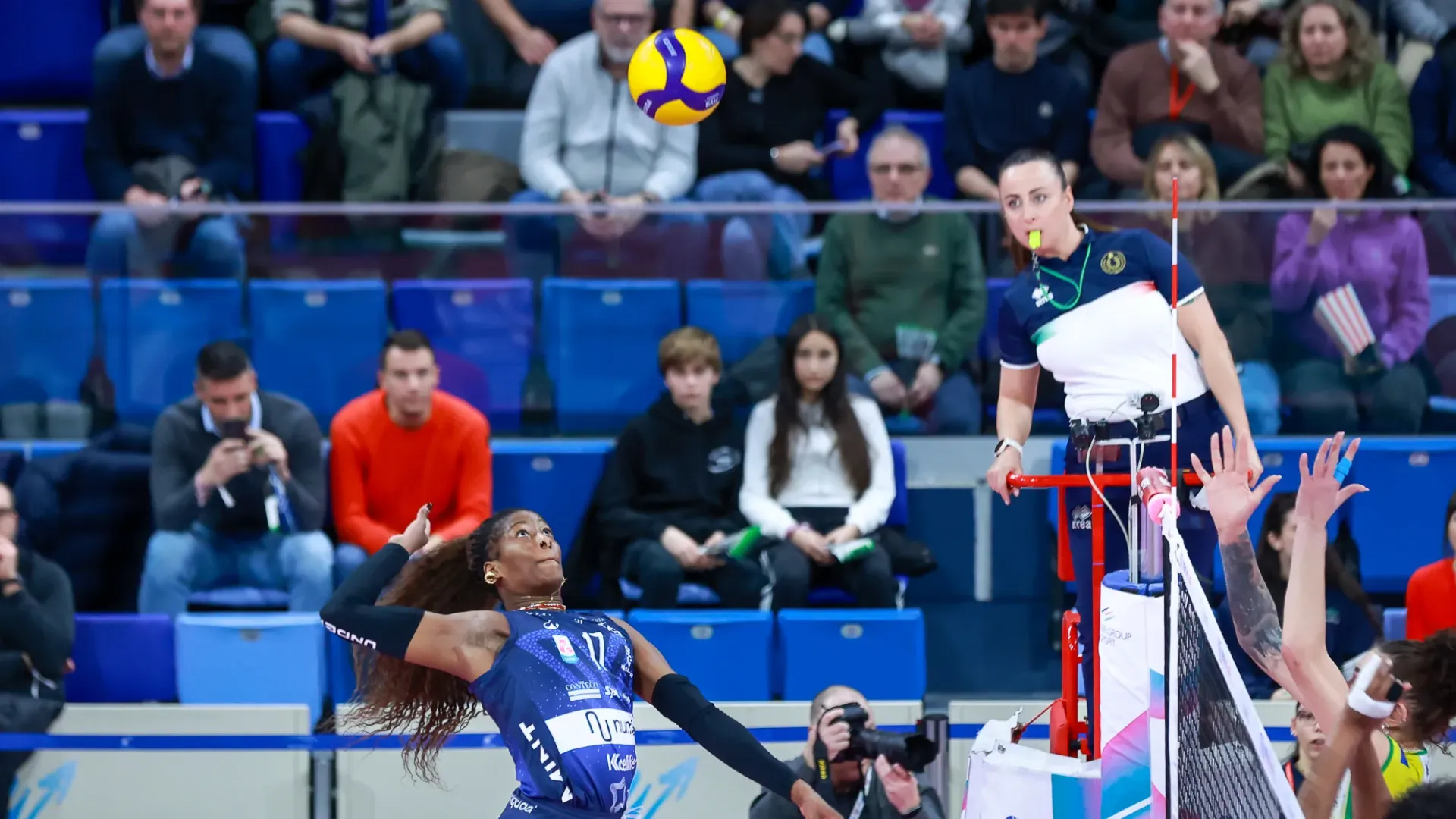 Contro le “Pinelle”, coach Lavarini mischia le carte rispetto all’ultima partita: Orro-Egonu formano la diagonale, Sylla e Cazaute coppia di schiacciatrici, Kurtagic-Heyrman al centro e Gelin libero.