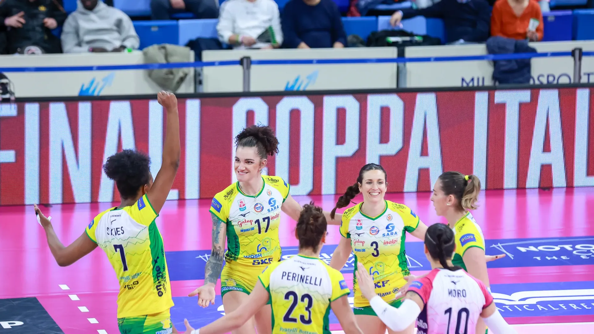 Vero Volley parte forte (4-1) costringendo la panchina piemontese ad un’immediata interruzione. La Wash4green rientra in campo con il piglio giusto e trova il pareggio (6-6), ma Kurtagic non ci sta e trascina le sue sul 13-8; secondo e ultimo time-out Pinerolo. Milano continua a macinare punti e resta in vantaggio (21-18) grazie anche a una Gelin in gran serata, sempre preziosa in difesa. La frazi