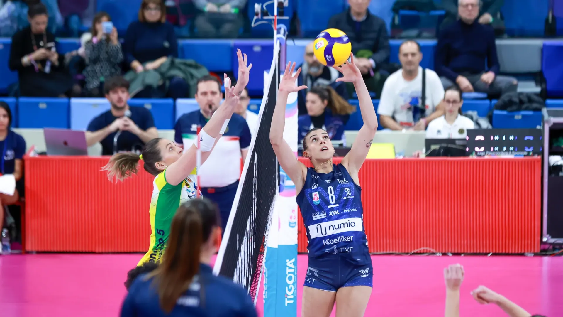 Laura Heyrman, centrale Numia Vero Volley Milano: “Questa sera abbiamo guadagnato 3 punti molto importanti per la classifica, ci avviciniamo a Scandicci e ci stacchiamo da Novara. Stiamo migliorando il nostro gioco partita dopo partita e questo ci dà molta fiducia, siamo pronte per le prossime partite“.