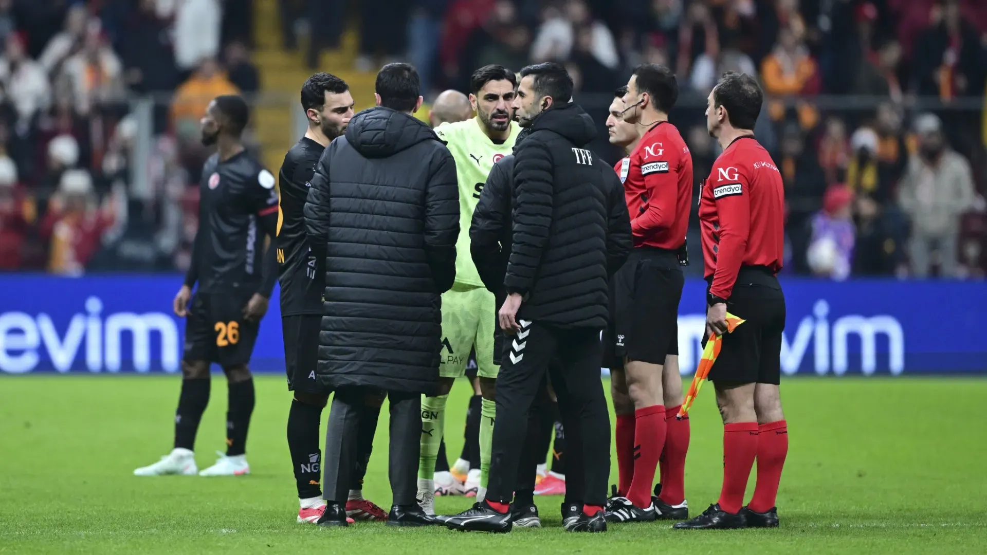 La partita tra Galatasaray e Adana Demirspor è stata sospesa dopo circa 30 minuti