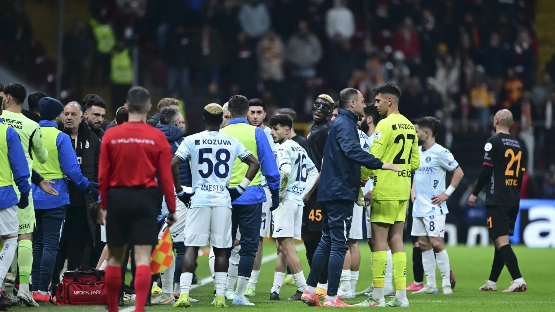 I tifosi hanno accompagnato l'uscita dei calciatori dell'Adana con una bordata di fischi