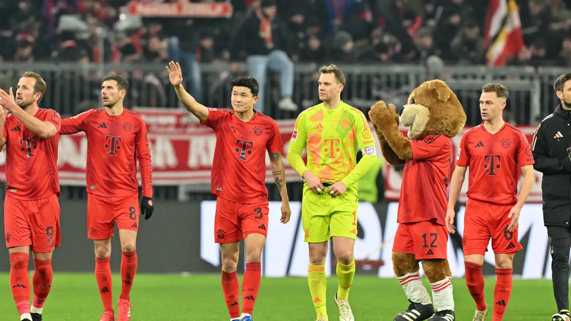 Altri celebrano la leggendaria carriera del portiere