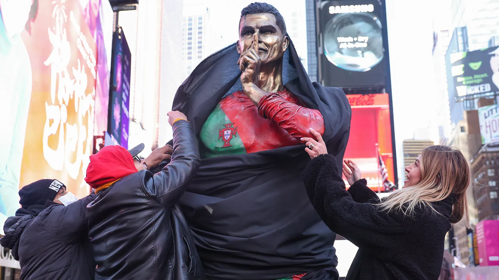 L'imponente statua di Ronaldo, quasi in versione supereroe, è stata svelata a Times Square