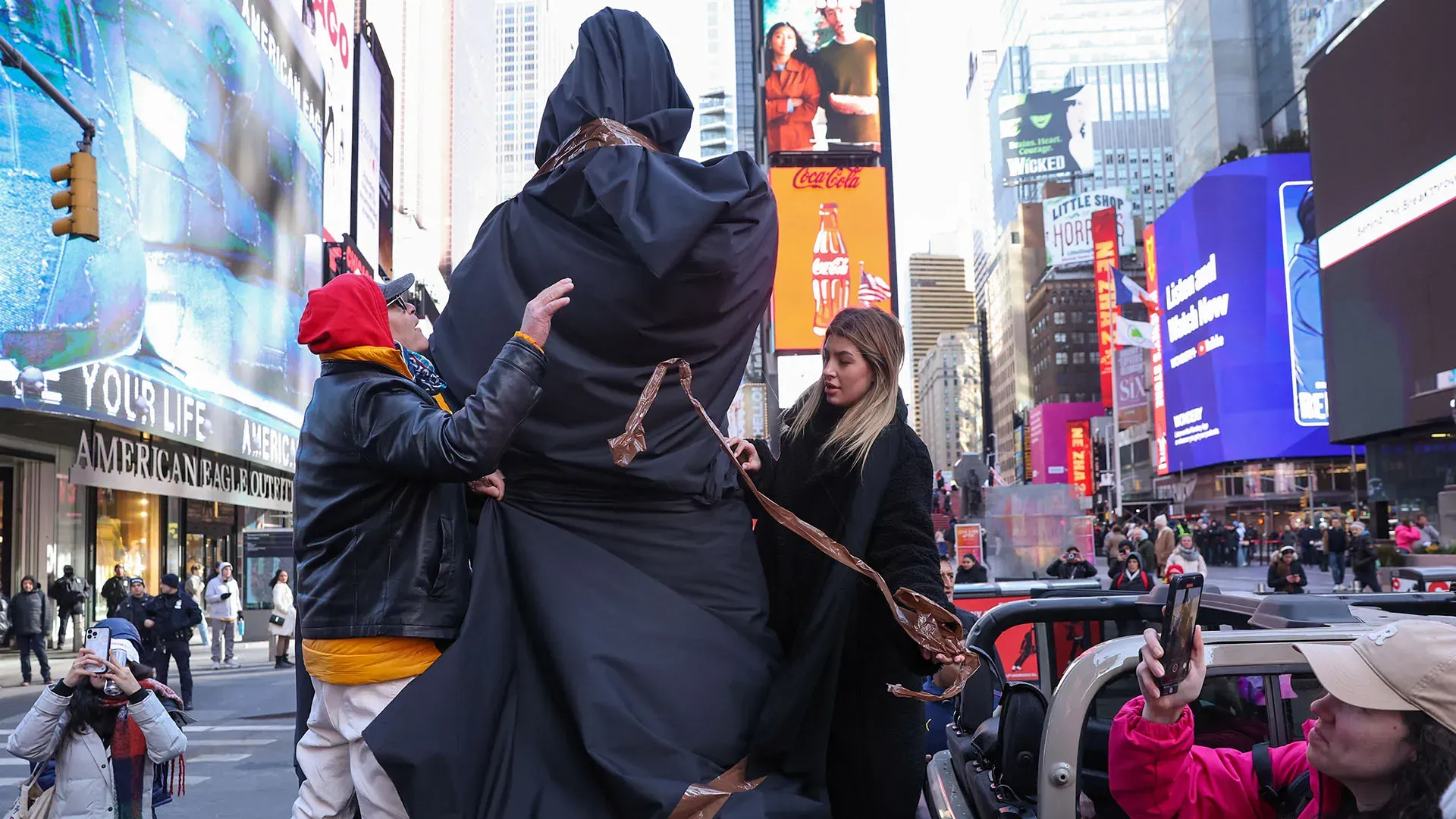 Le foto della imponente statua di Cristiano Ronaldo a Times Square