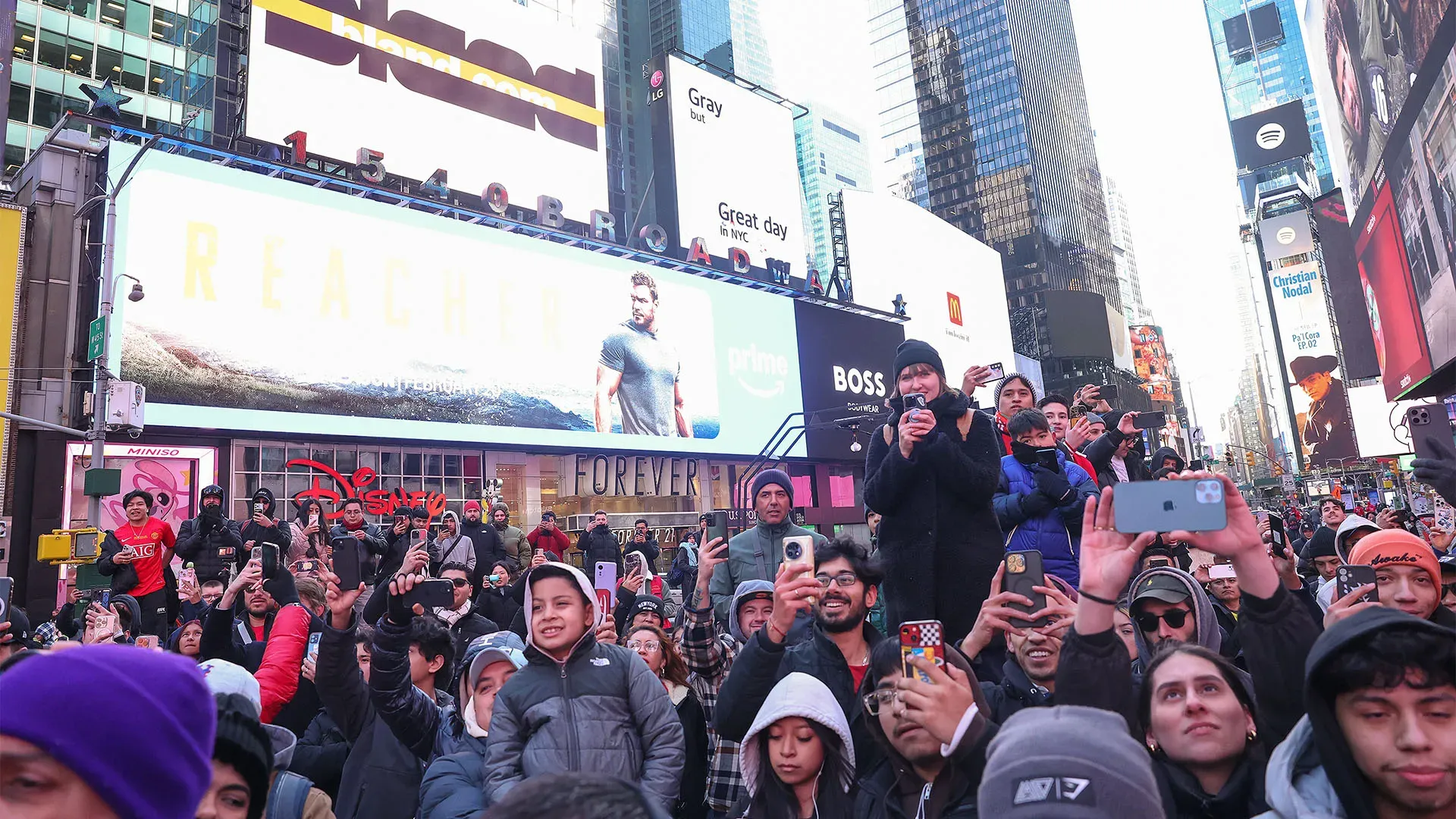 Anche a New York, i fans si sono riuniti religiosamente sotto la statua di CR7