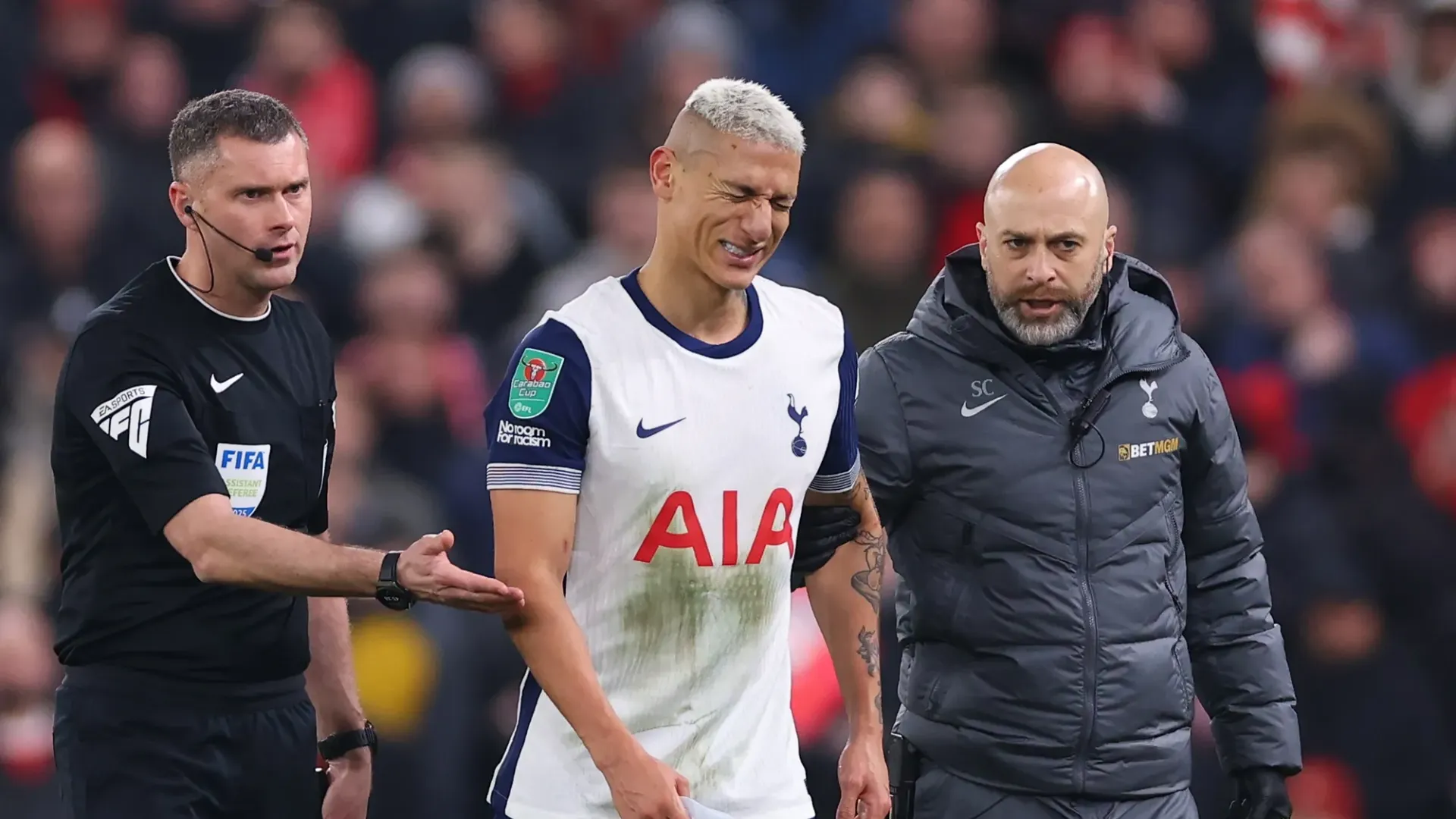 La stella brasiliana del Tottenham è stata costretta ad uscire nel primo tempo, sul risultato di 1-0, a causa di un infortunio