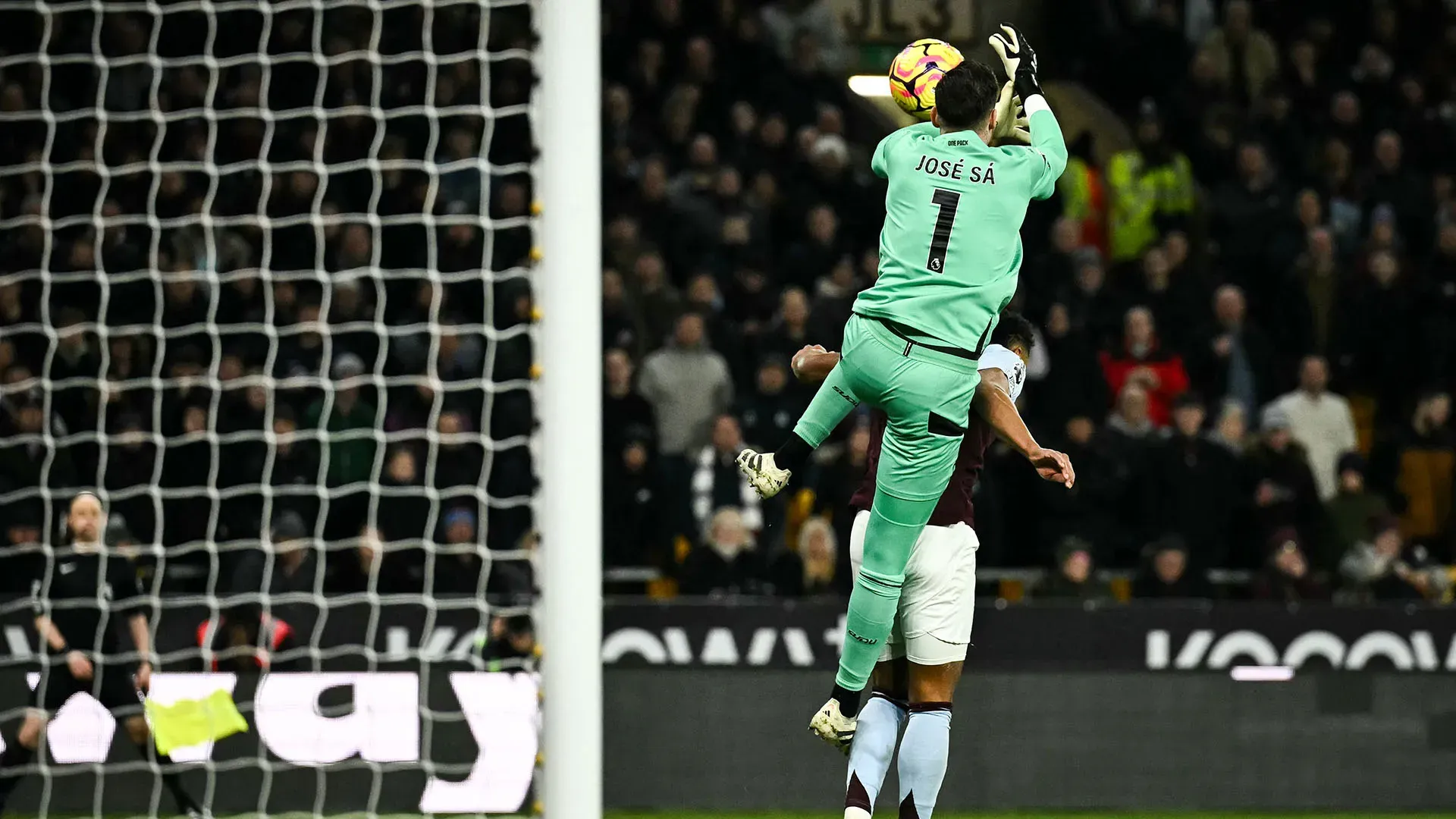 Il portiere è uscito per intercettare un pallone alto e si è schiantato contro l'attaccante