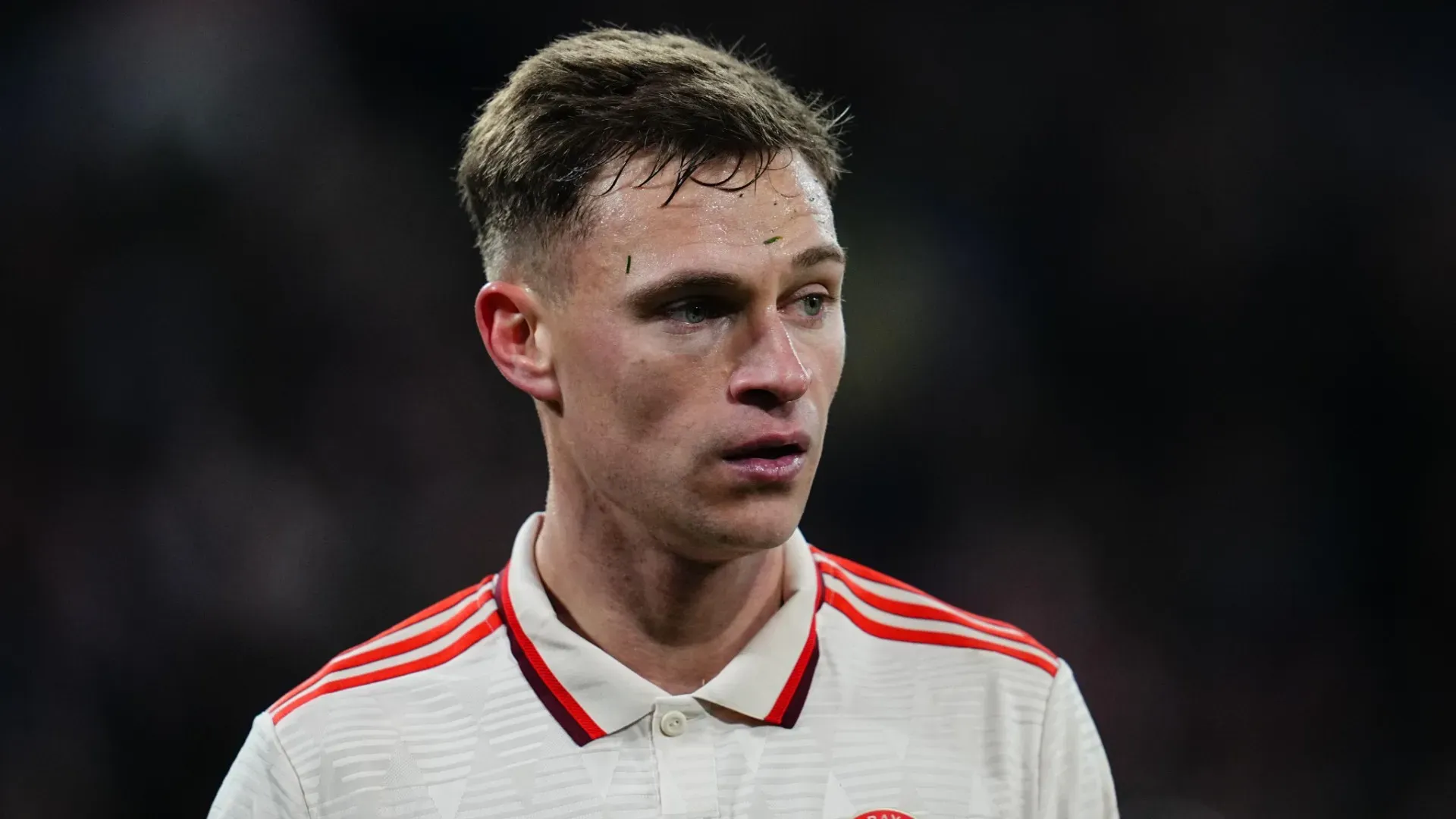 Diversi media inglesi segnalano contatti continui tra Kimmich e i club di Premier League, in particolare modo con il Manchester City e il Liverpool