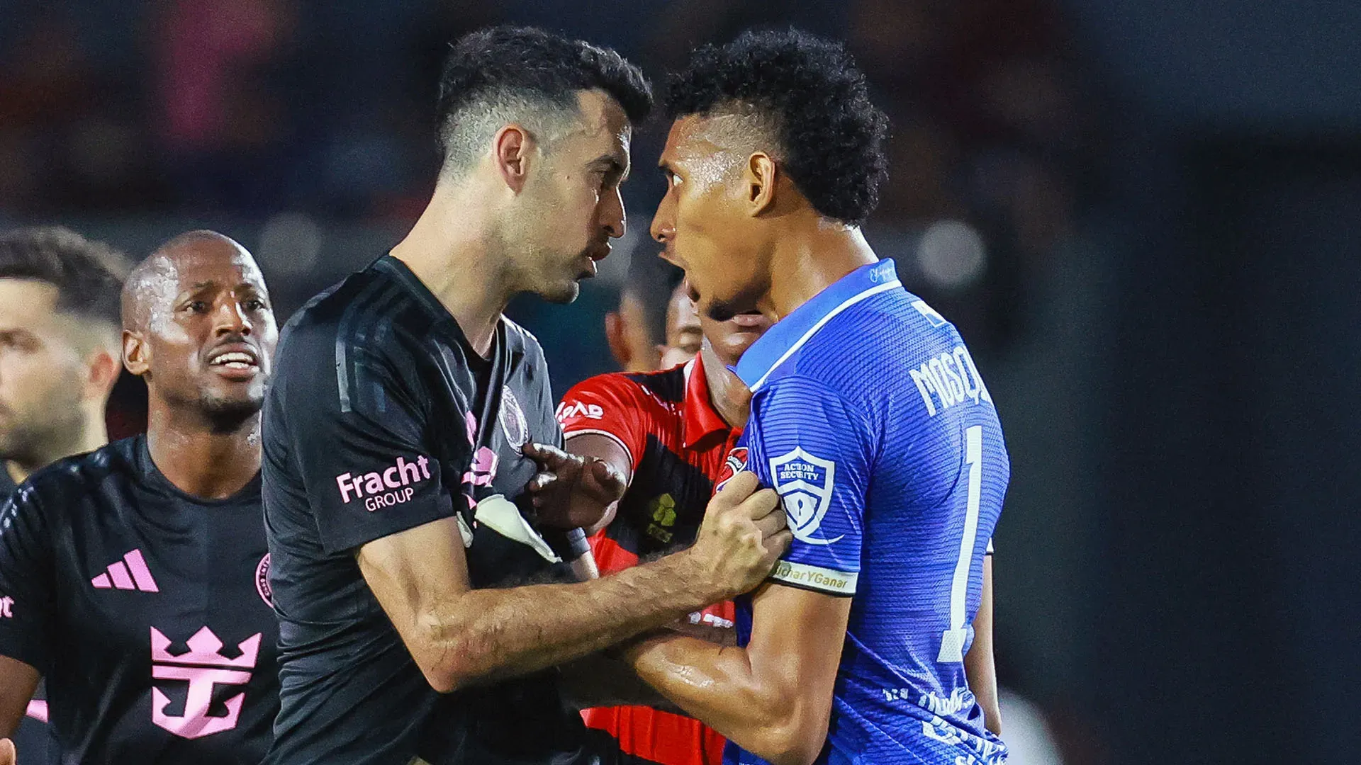 Da partita di calcio a incontro di pugilato: le foto