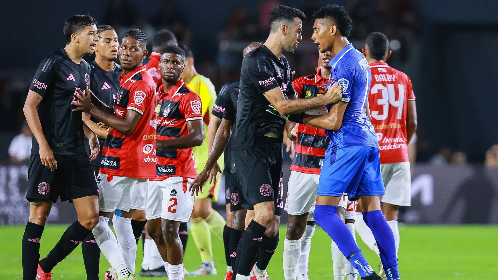 Mosquera è andato faccia a faccia contro Sergio Busquets e non solo