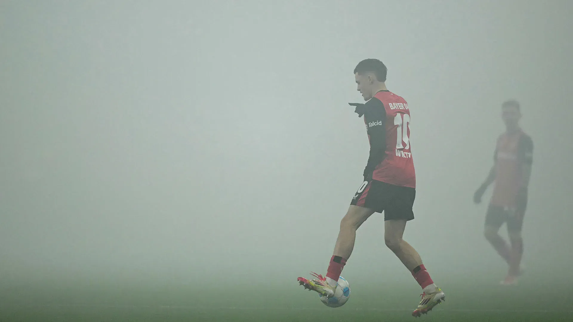 I fumogeni hanno causato una spessa nebbia artificiale in campo