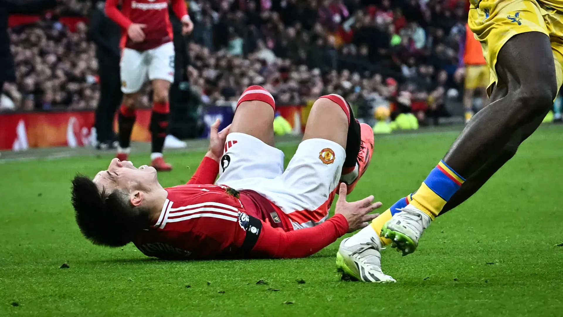 Lisandro Martinez si è fatto male al ginocchio al 77' del match all'Old Trafford