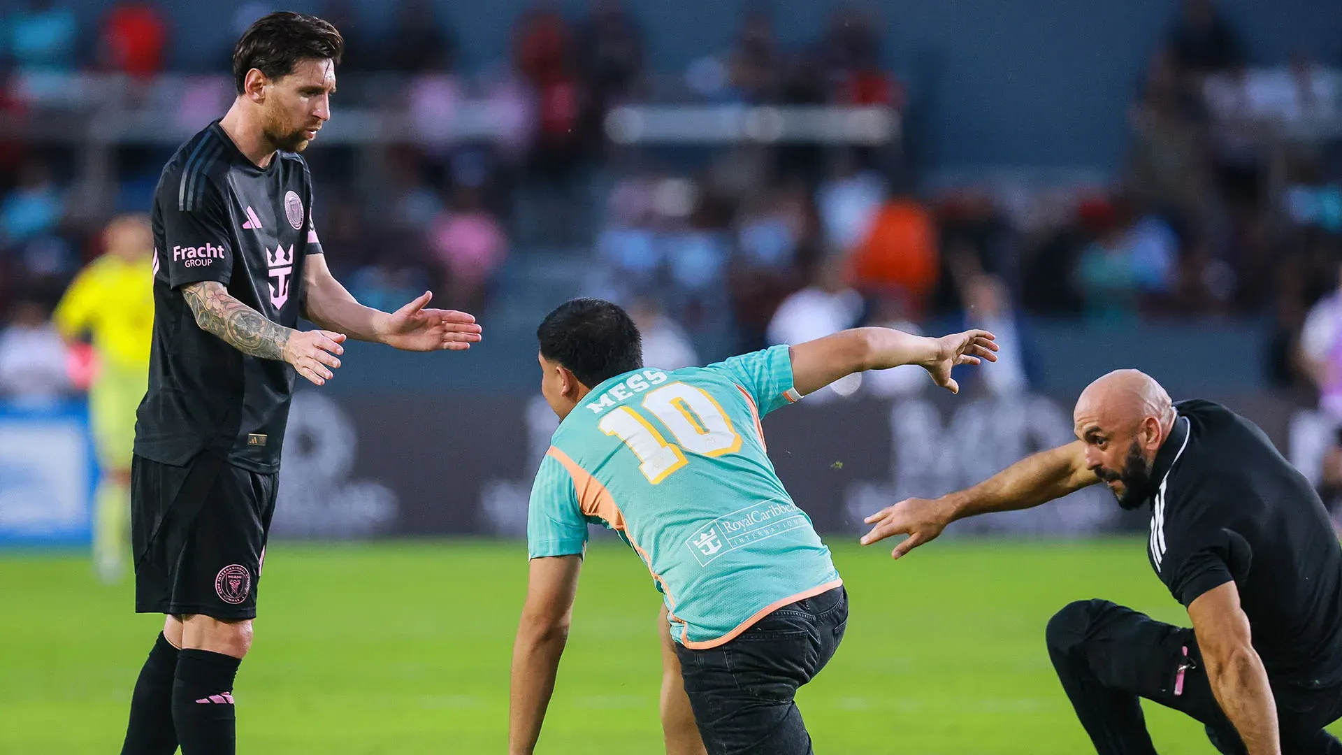 Un ragazzo è entrato in campo per scattarsi un selfie con Lionel Messi