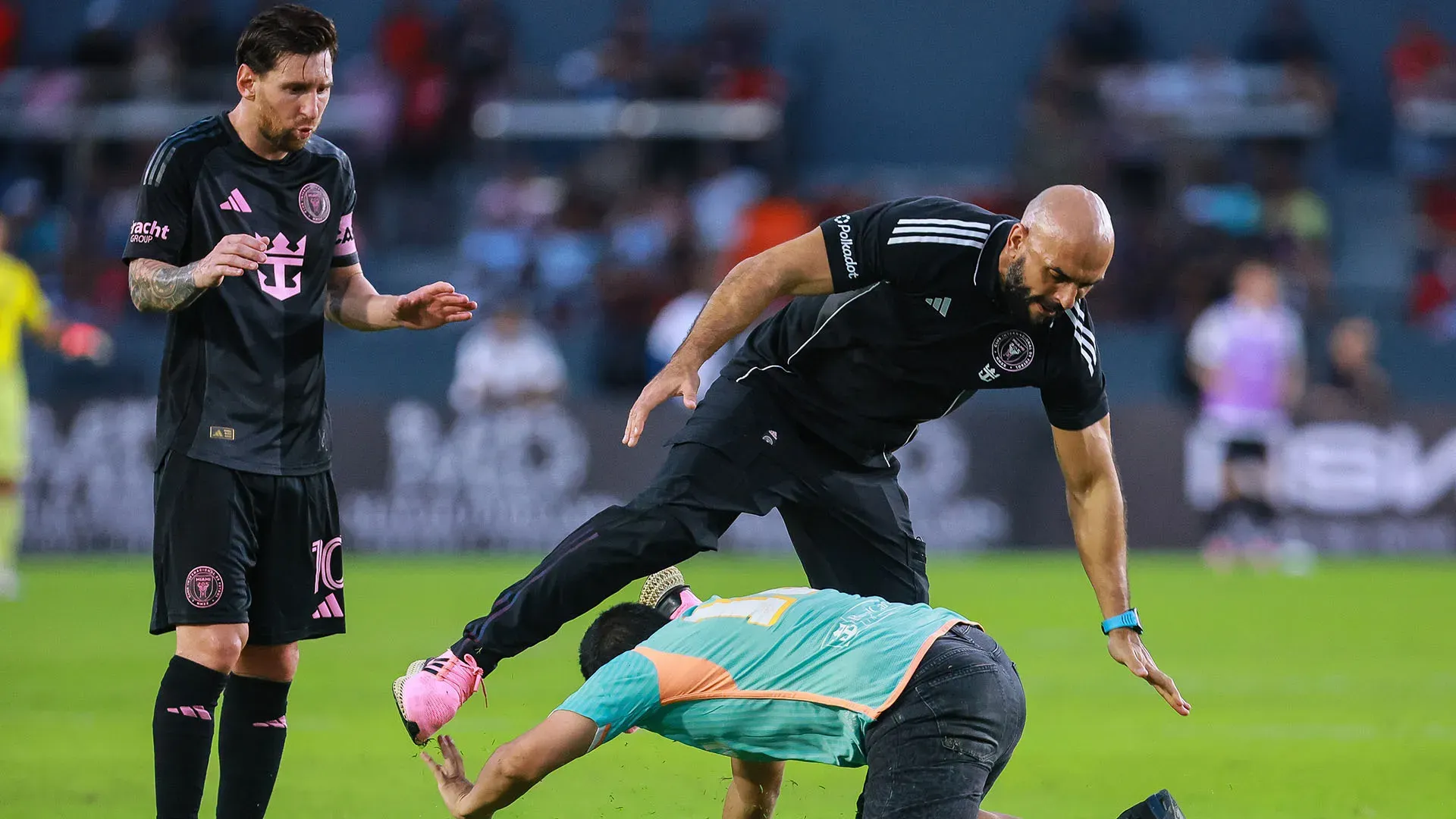 Durante la stessa partita c'è stata un'invasione di campo