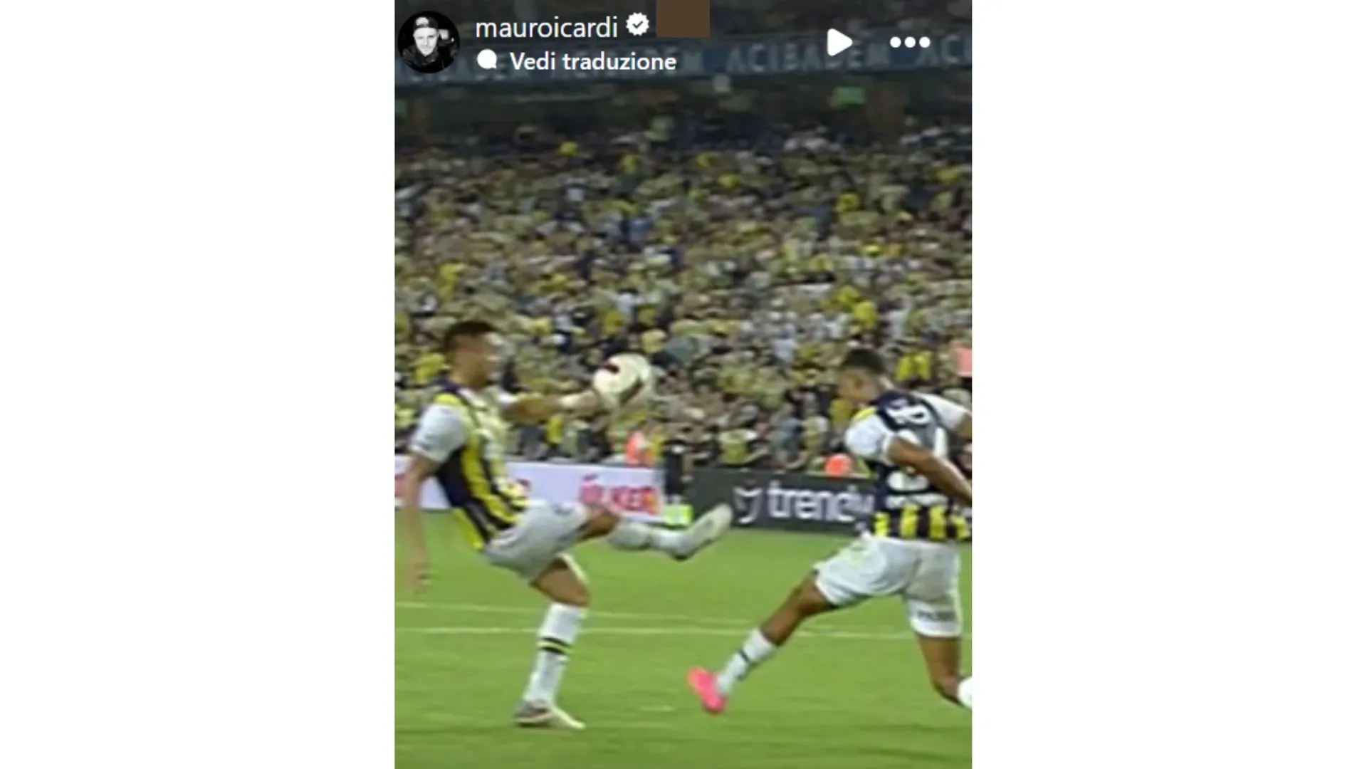 Non contento, l'argentino ha anche messo la foto di un fallo di mano di un giocatore del Fenerbahce non sanzionato