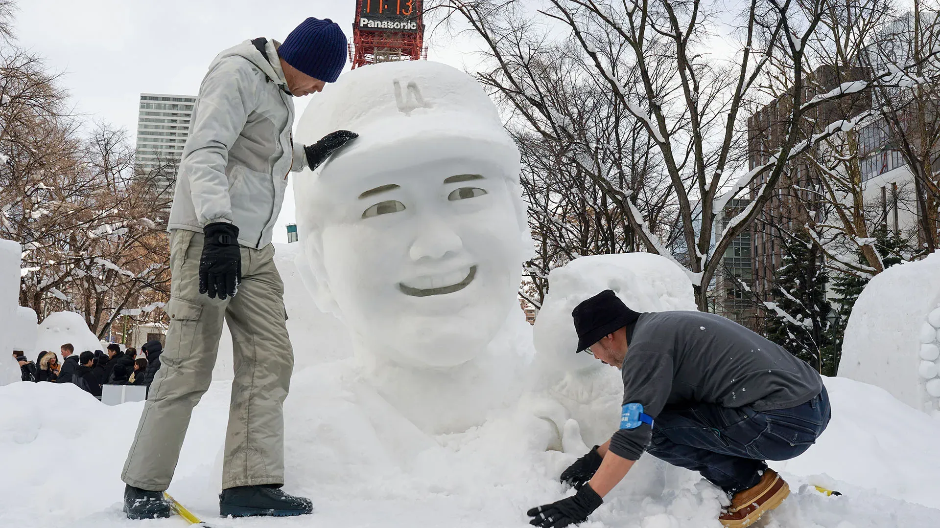 La scultura di Shohei Ohtani ruba la scena: con lui anche il fedele Decoy!