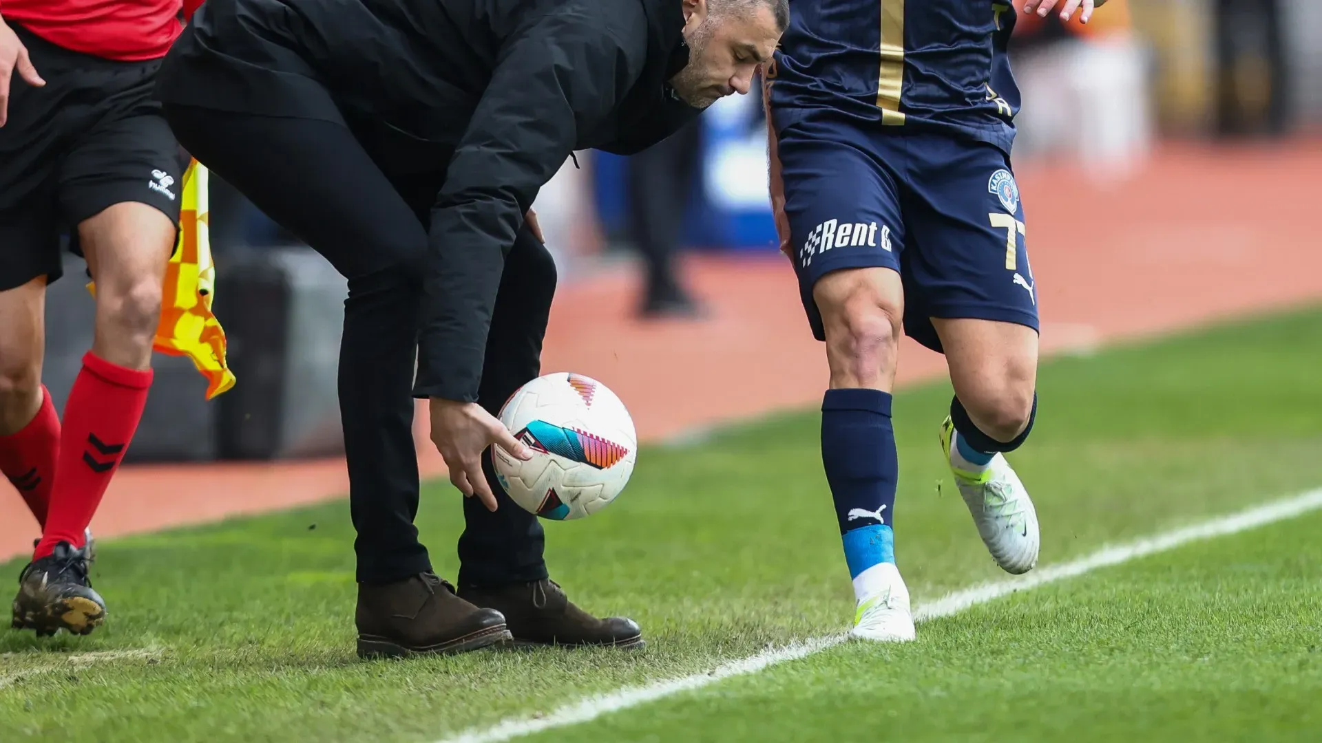 Toglie il pallone dal campo: follia dell'allenatore