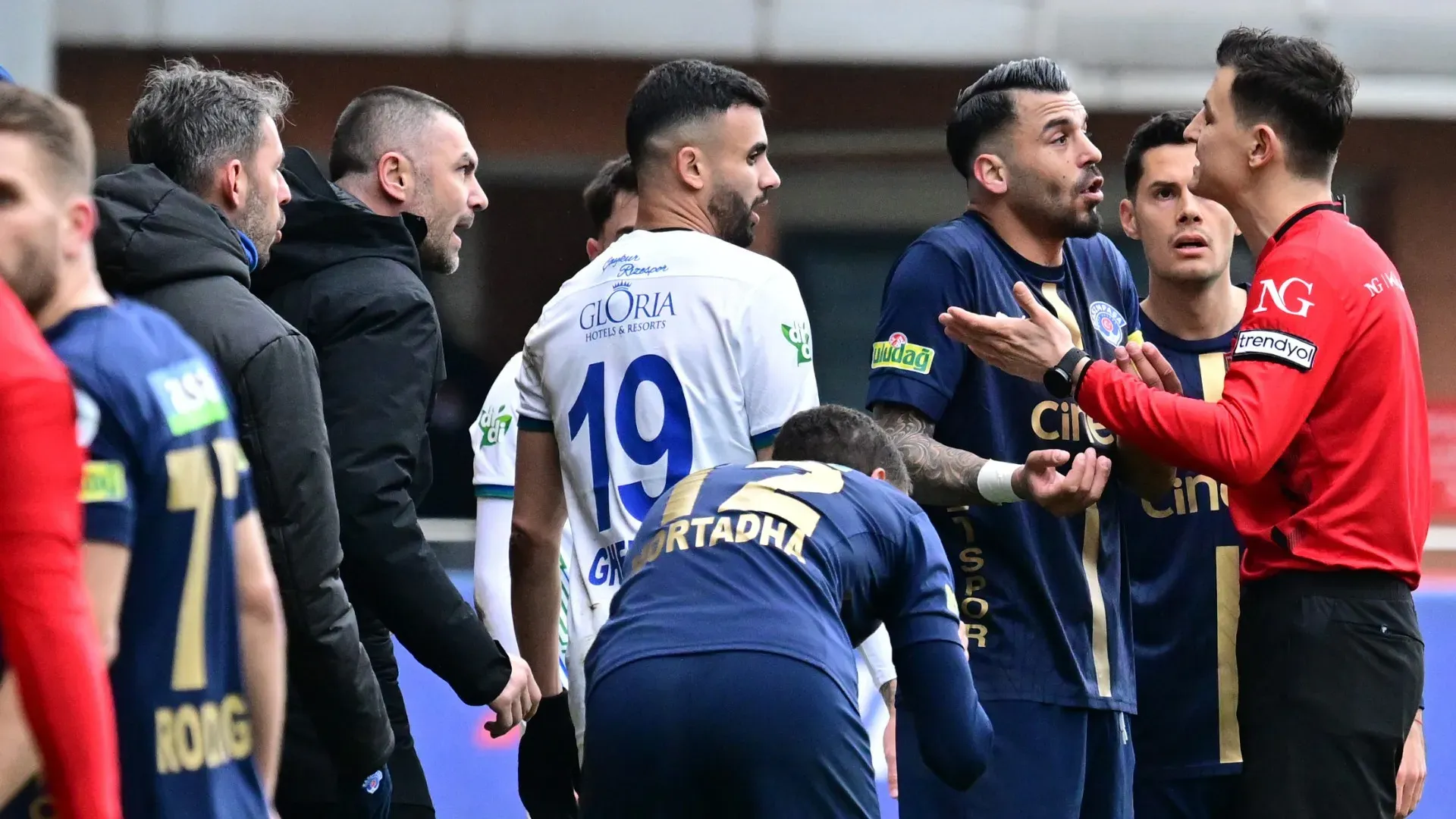 L'allenatore del Kasımpaşa durante la partita contro il Caykur Rizespor ha fatto un gesto folle