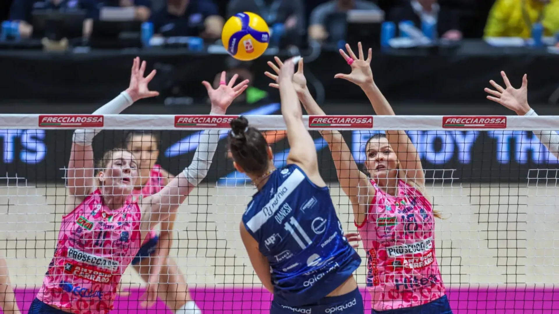 Per la Numia Vero Volley giusto il tempo di tornare a casa, prima di ripartire con destinazione Palaverde di Villorba: mercoledì 12 febbraio alle ore 20:45 Milano avrà l’occasione di rifarsi contro Conegliano, questa volta in Serie A1 Tigotà, e consolidare la seconda posizione in classifica.