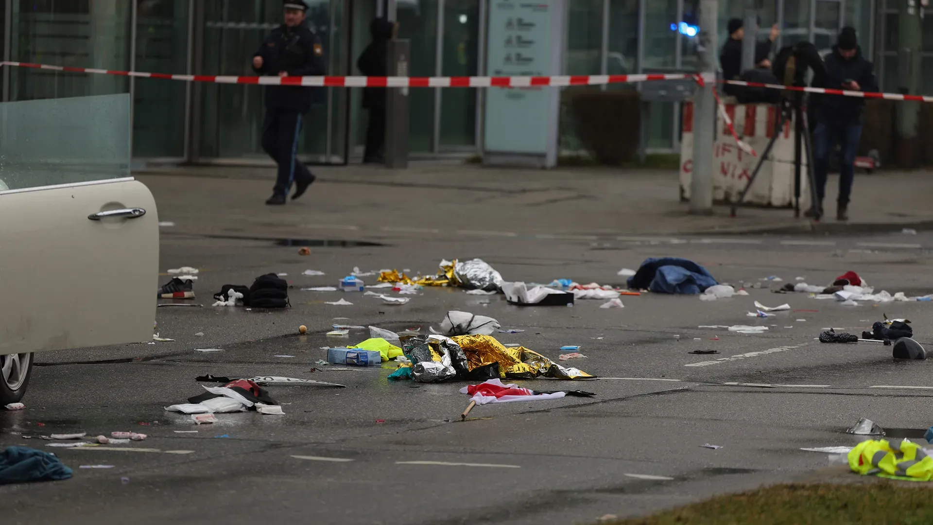 "Diverse persone, tra cui bambini, sono rimaste ferite, alcune gravemente, da un'auto che si è schiantata contro la folla durante un raduno"