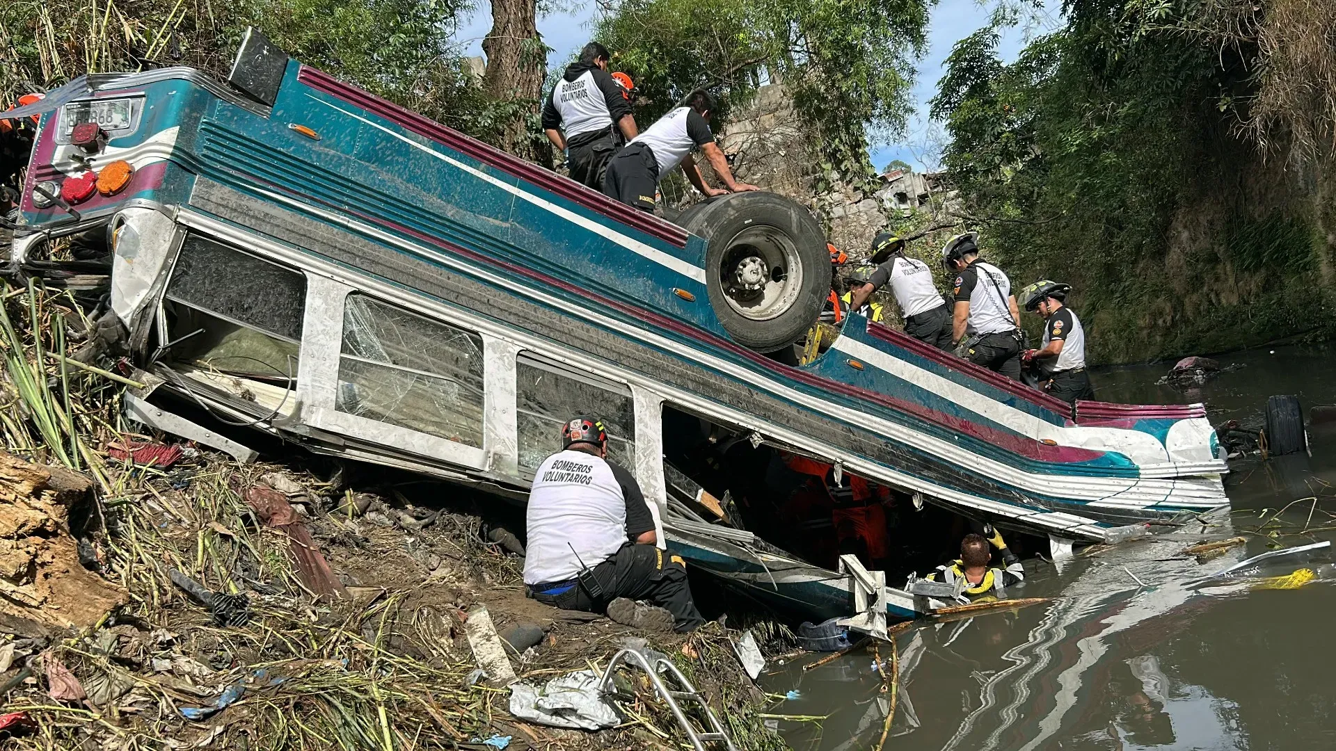 Bus cade dal ponte, oltre 50 morti: tragedia a 5 km dallo stadio