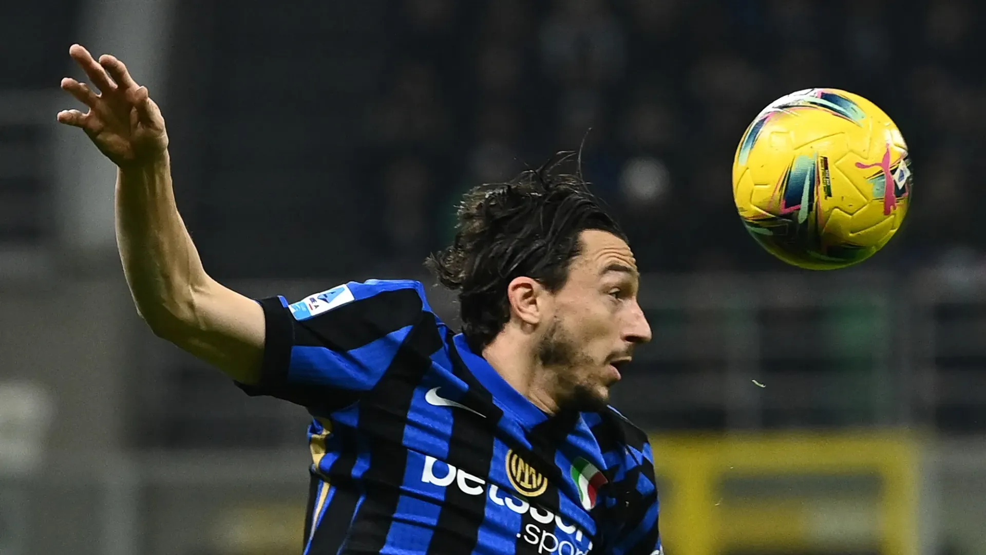 Inter-Fiorentina: proteste nerazzurre per il rigore assegnato alla Fiorentina per fallo di mano di Darmian su colpo di testa di Gosens. Per i campioni d'Italia la distanza è troppo ravvicinata