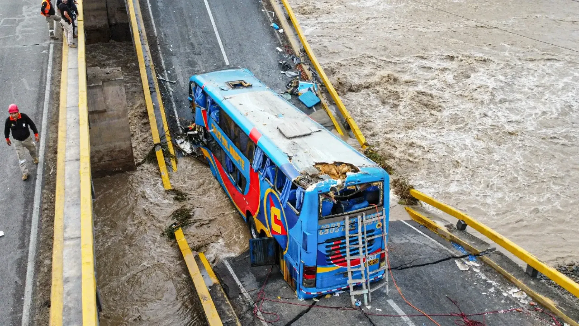 Crolla un ponte a pochi chilometri dallo stadio: ci sono vittime