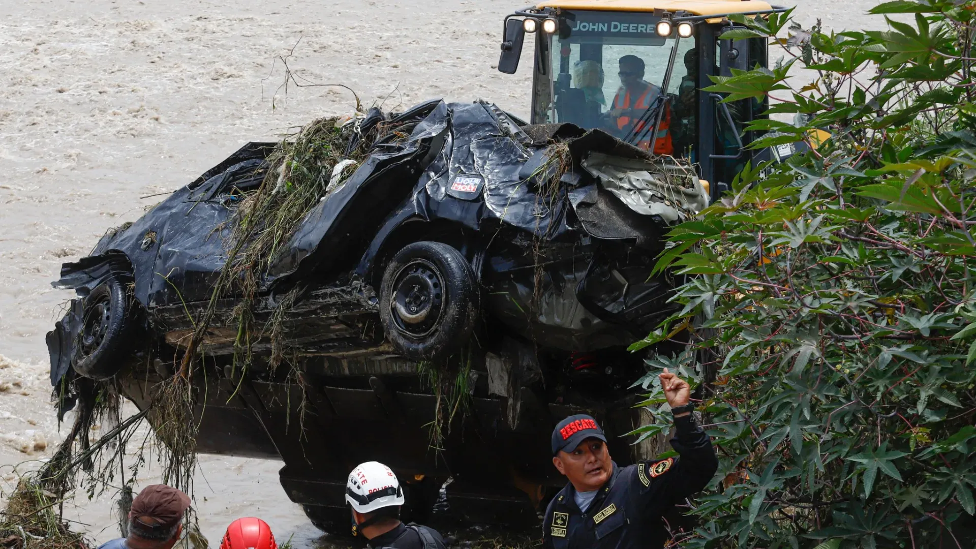 Sono finiti nel fiume una macchina e un autobus