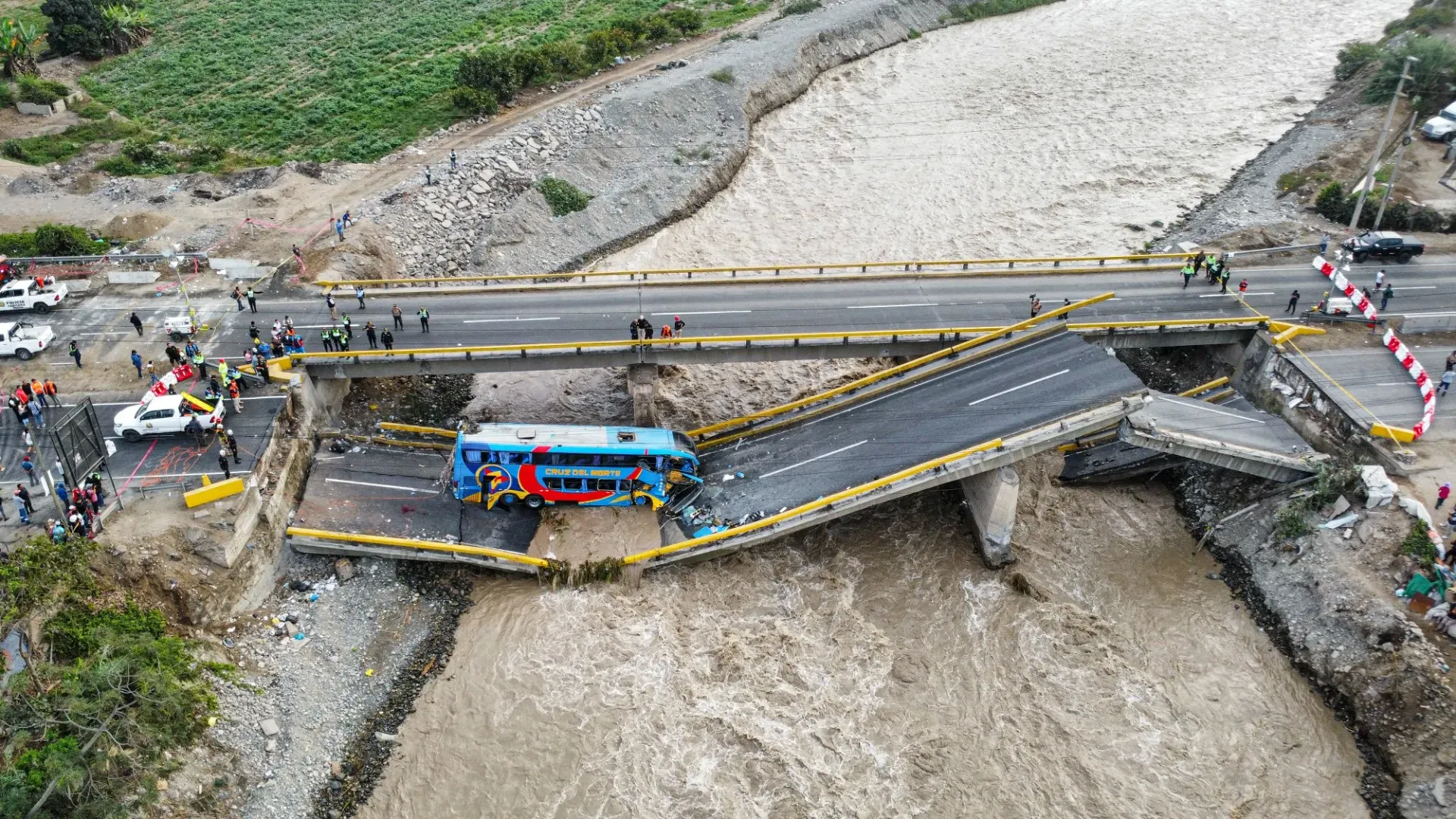 Sono ancora in corso le indagini per accertare le cause del crollo del ponte