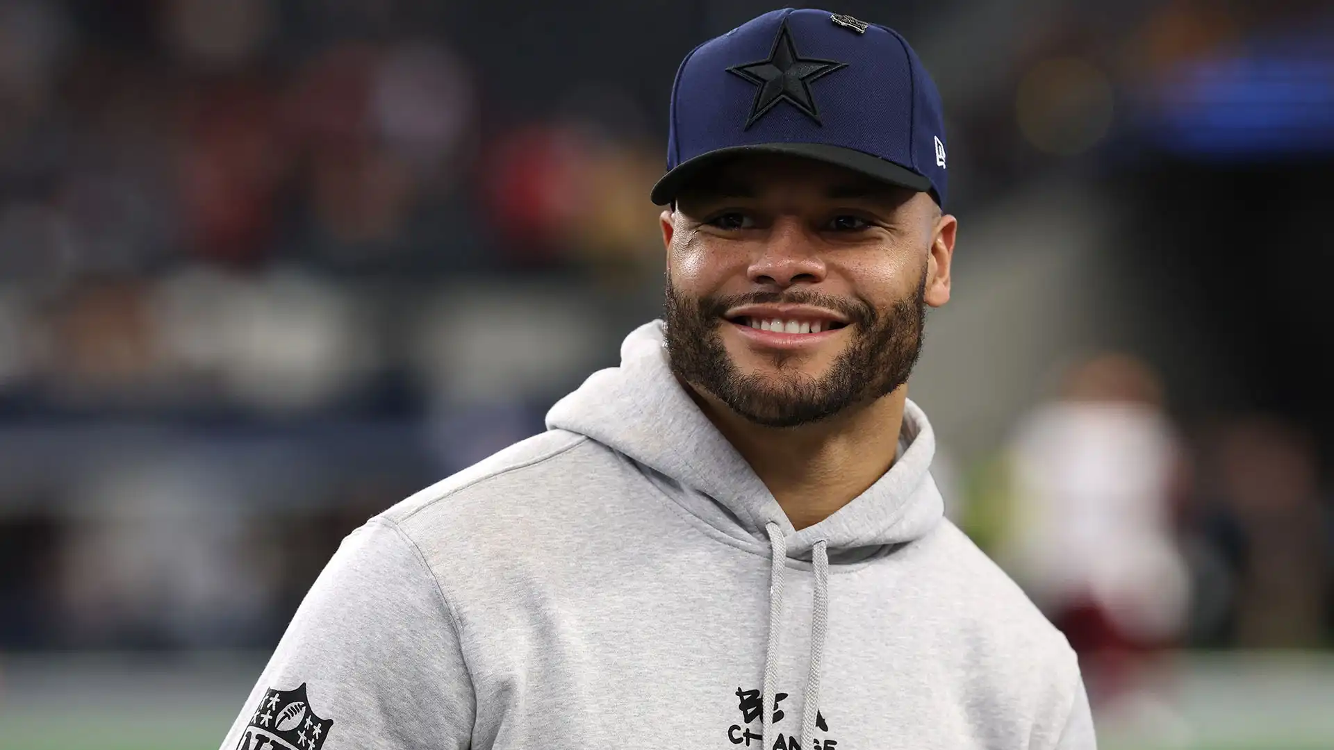 Dak Prescott (NFL): 100,4 milioni di dollari all'anno. Il quarterback dei Dallas Cowboys è uno dei più pagati in NFL con uno stipendio di 86,4 milioni di dollari. Ne guadagna 14 in sponsorizzazioni