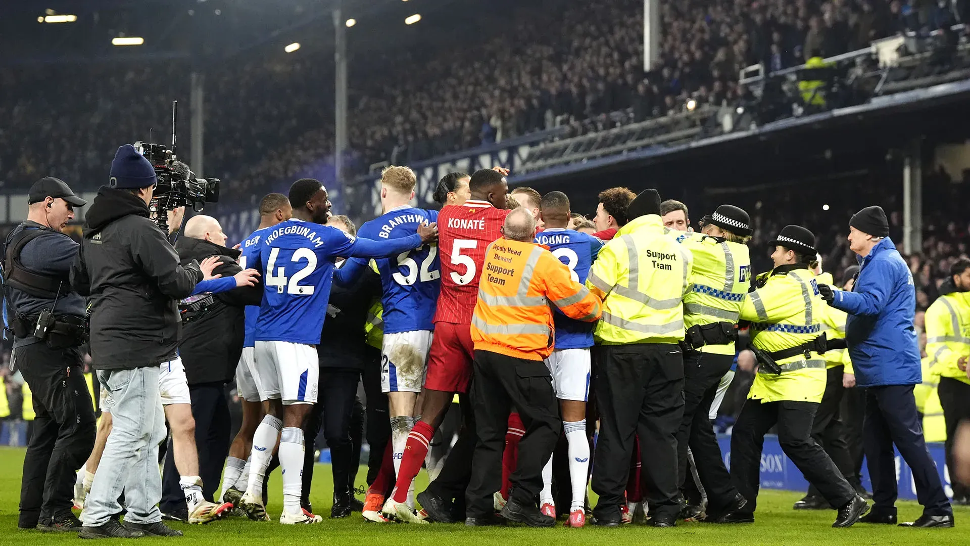 Succede di tutto al termine del match di Premier League tra Everton e Liverpool