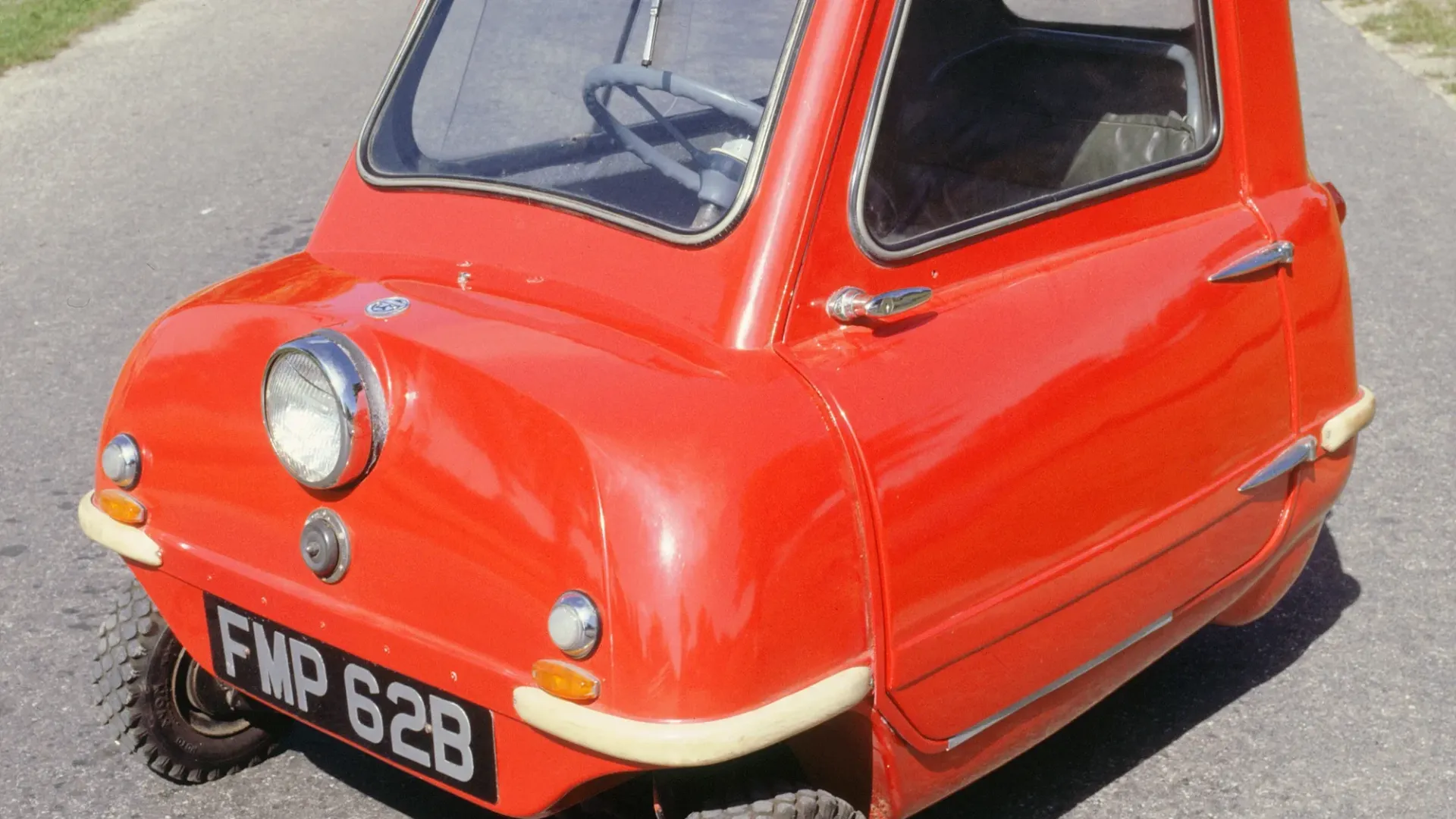 Le immagini della Peel P50: l'auto che pesa 59 kg