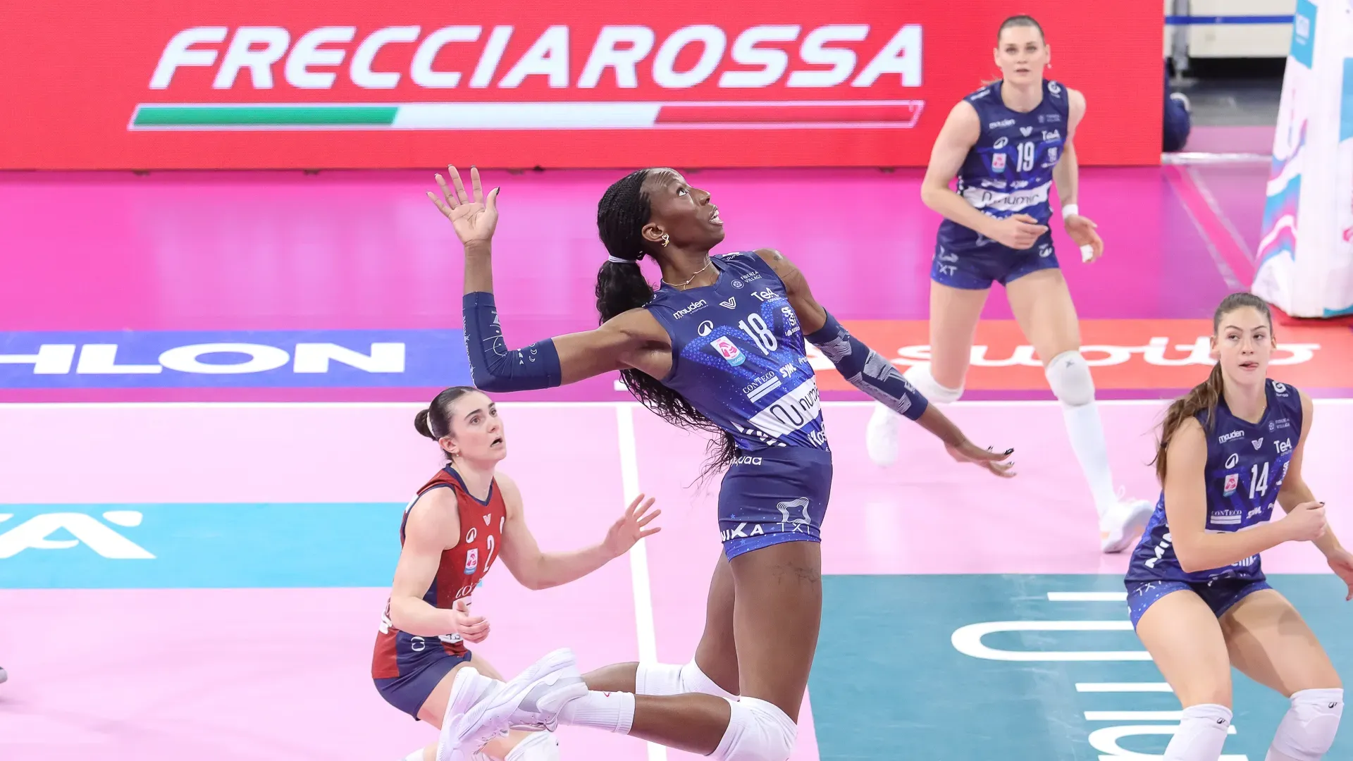 Egonu, con le nuove treccine preannunciate sui social, ha dato spettacolo: top scorer alla fine con 16 punti e match point trasformato con un muro perfetto.