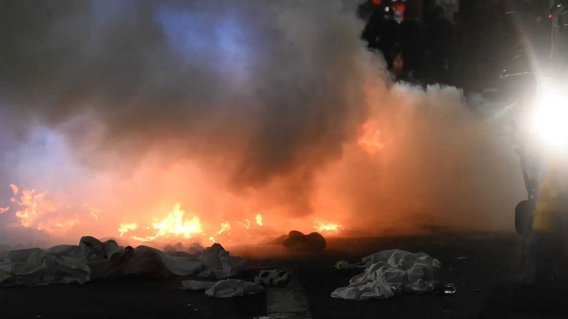 C'è stato un grande dispiegamento di pompieri per domare le fiamme