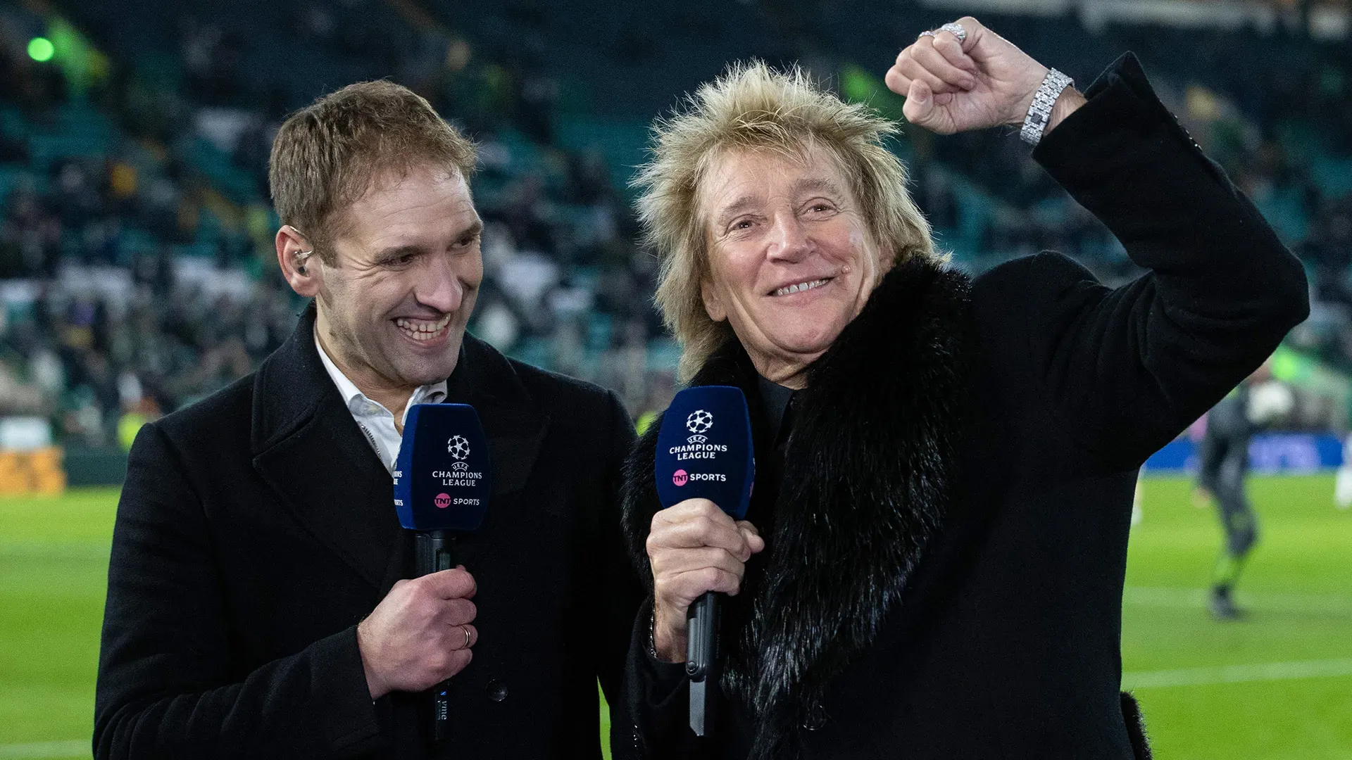 Rod Stewart ha scambiato alcune battute anche con gli ex giocatori Micah Richards e Thierry Henry