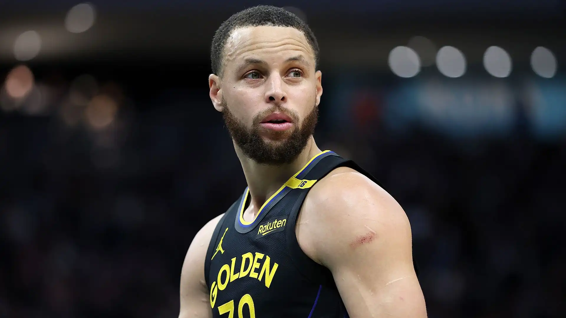 Stephen Curry (basket): 153,8 milioni di dollari all'anno. La stella dei Golden State Warriors ha un ingaggio di 53,8 milioni di dollari, cui vanno aggiunti 100 milioni di sponsorizzazioni