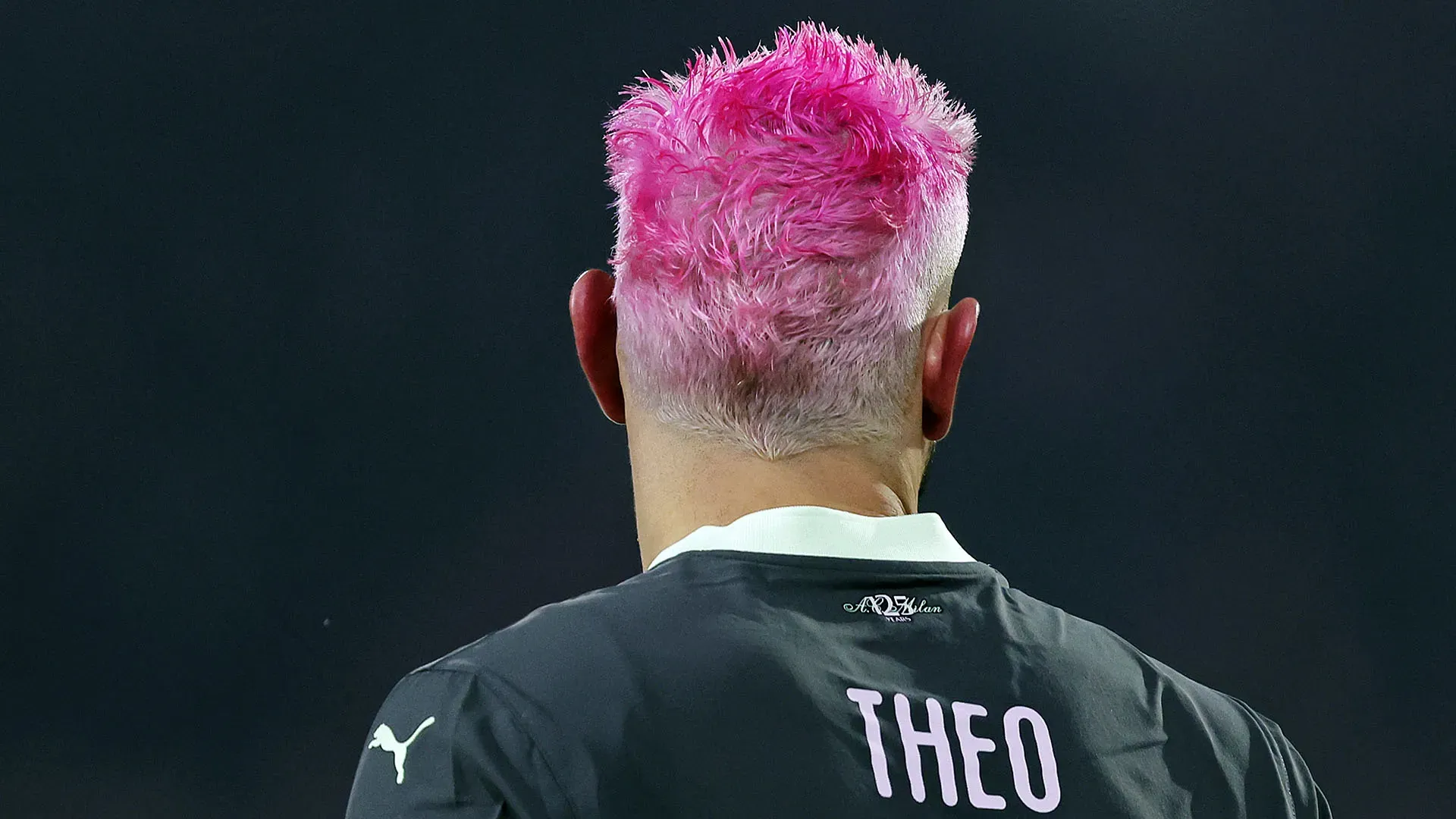 Ennesimo look stravagante di Theo Hernandez: piovono critiche