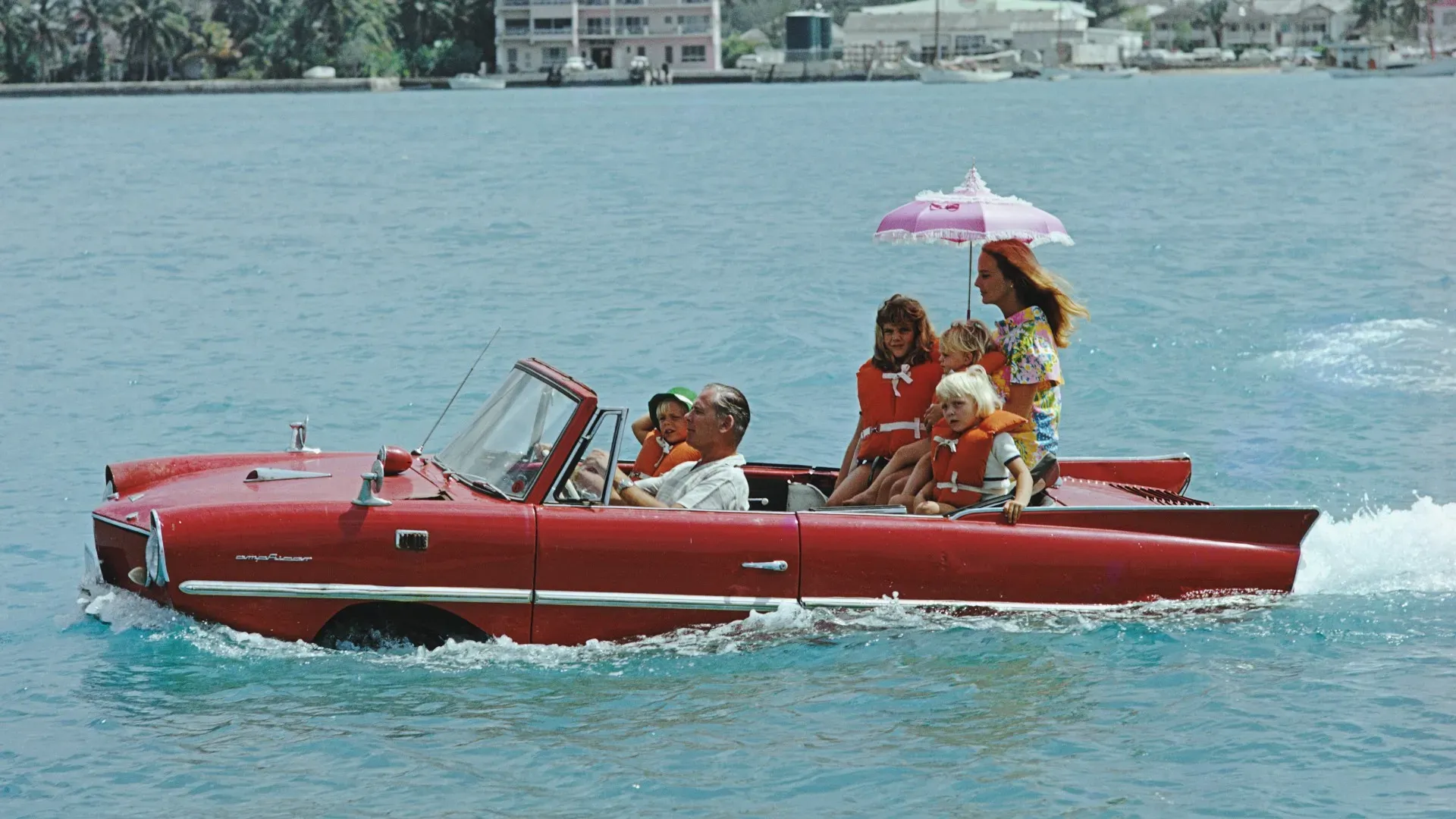 Un'auto che si può guidare in strada o...nel mare!