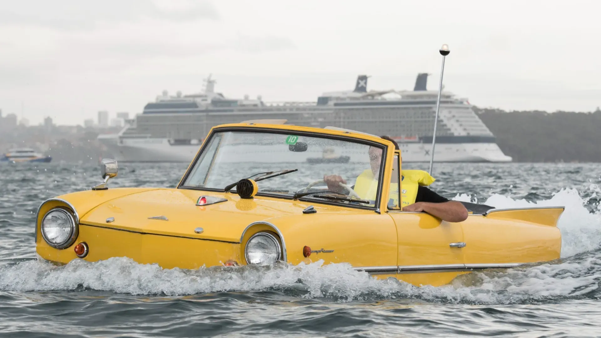 La Amphicar è un veicolo anfibio cabriolet per trasporto persone costruito in Germania Ovest dal 1961 al 1968