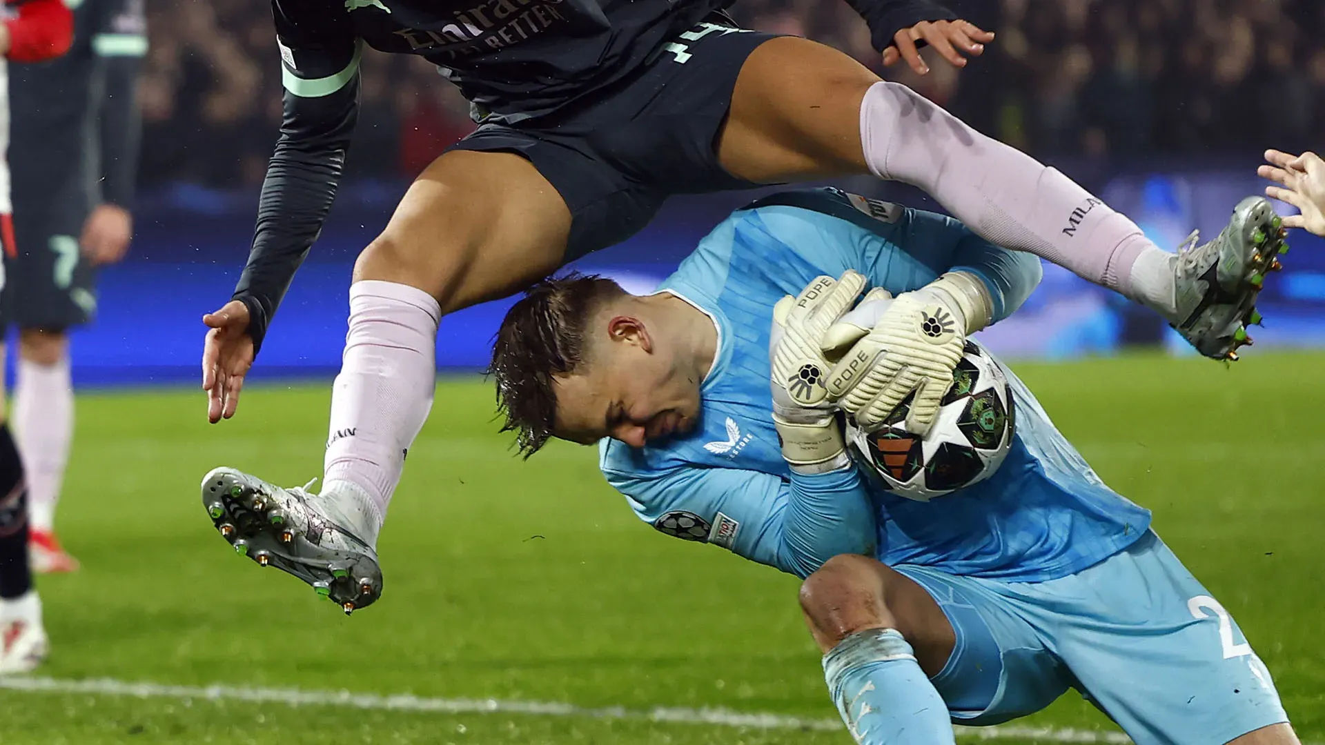 Portiere ferito due volte in testa, grande spavento allo stadio